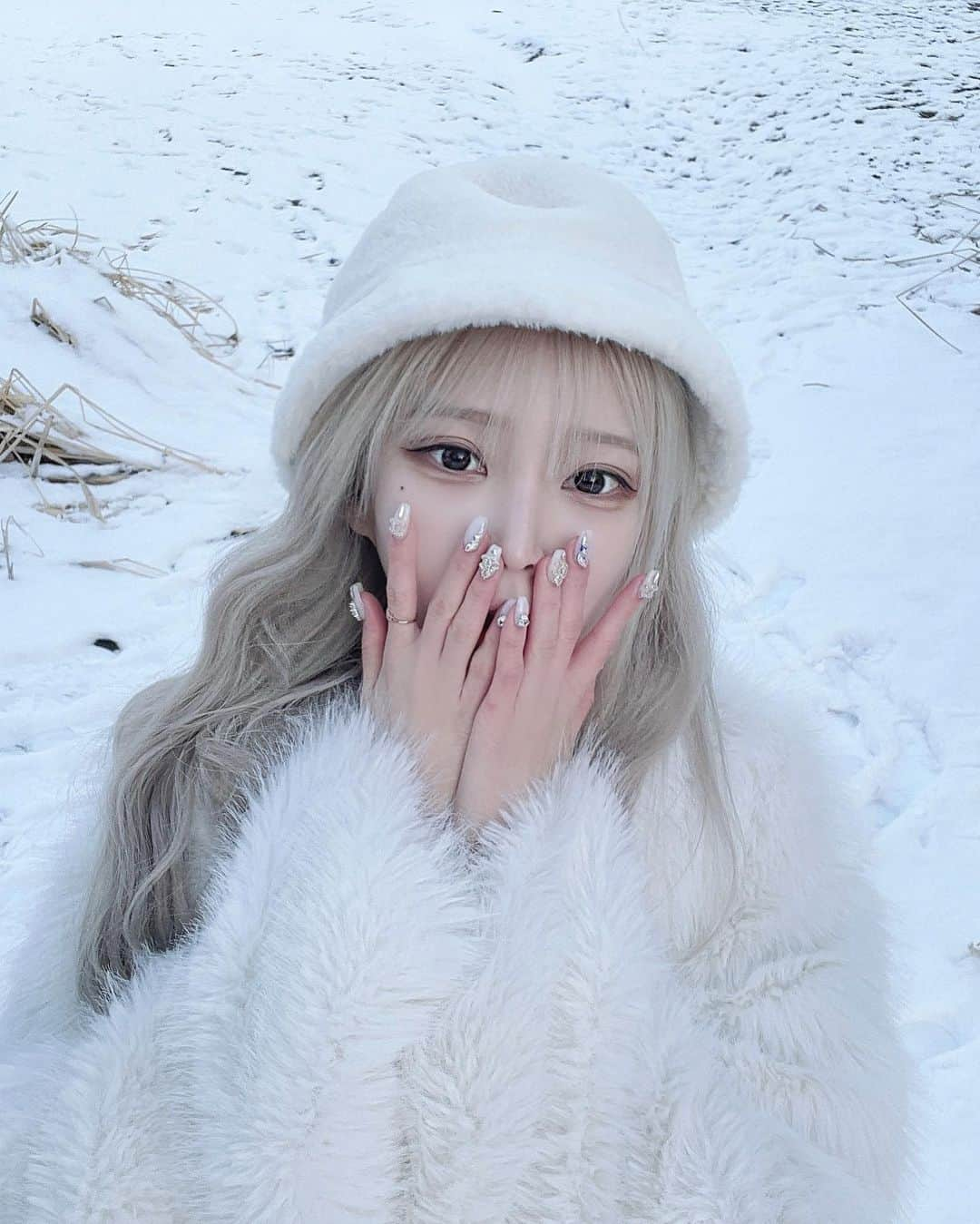 オ・ジウンさんのインスタグラム写真 - (オ・ジウンInstagram)「지니 찾기 ☃️❄️☃️  눈 펑펑온 다음날 눈 다녹고 사진찍기 ㅎ-ㅎ  요즘 렌즈 작은걸로 바꾸고  화장바꿨는데 다시 연하게 해야겠댜,,  너무 찐해😳 아마자 네일두 새로 받았어요 ♡  너무 예쁘게 해줘서 고마어 단비온니 ꢭ」12月22日 16時22分 - gini_s2_