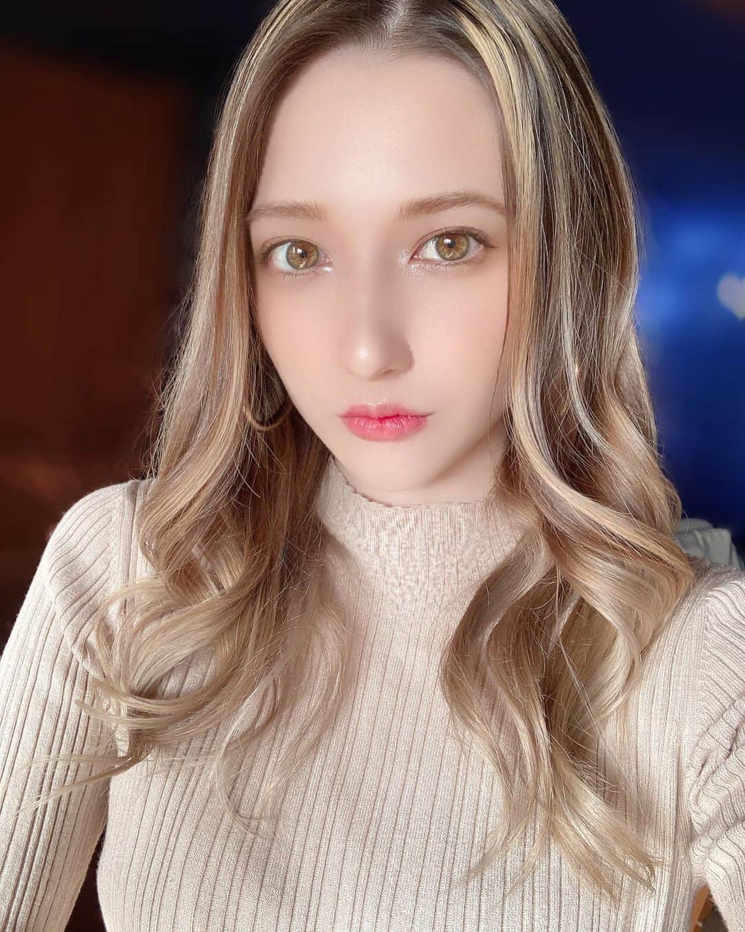 ジャスミンゆまのインスタグラム：「♡♡♡ · · · 新しい髪色お気に入り🤍   #newhair #バレイヤージュ」