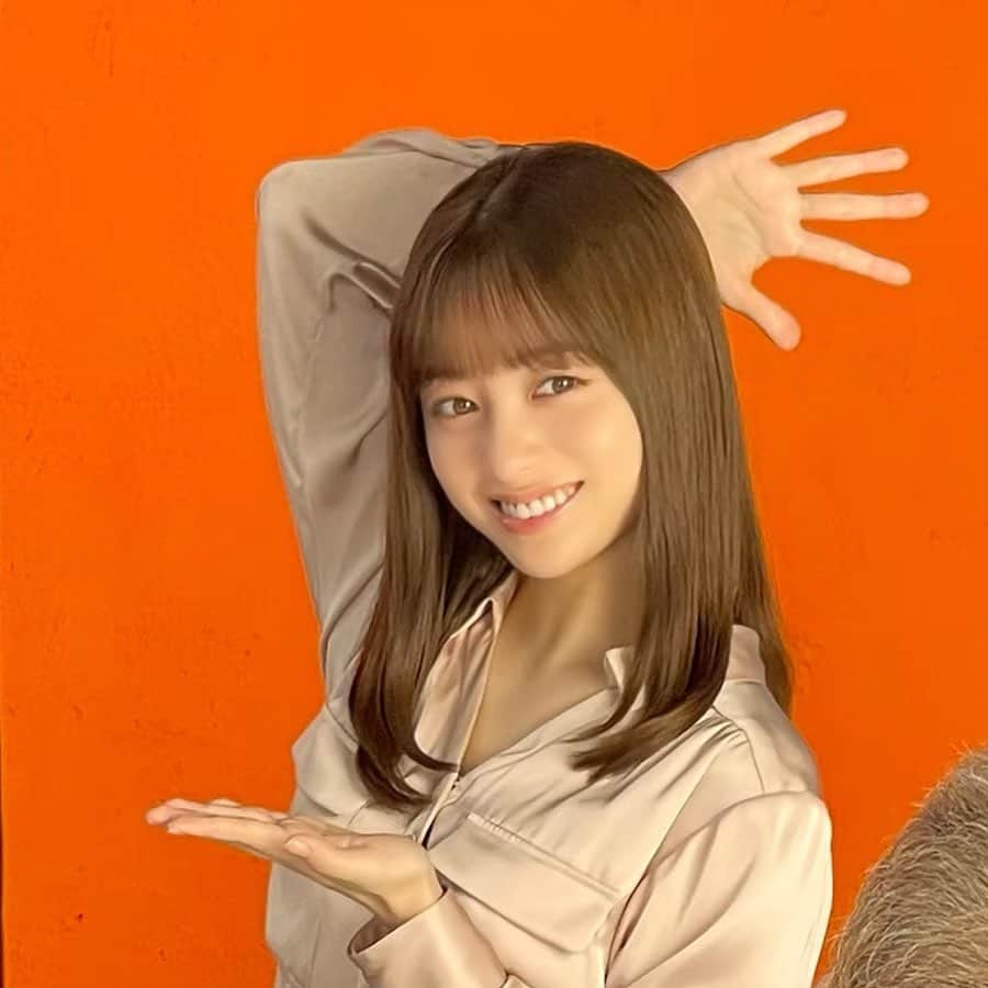 橋本環奈のインスタグラム：「こんにちは！環奈MGです。  今日はブックライブからオフショットです！  #橋本環奈 #橋本環奈2021 #橋本環奈マネージャー #ブックライブ」