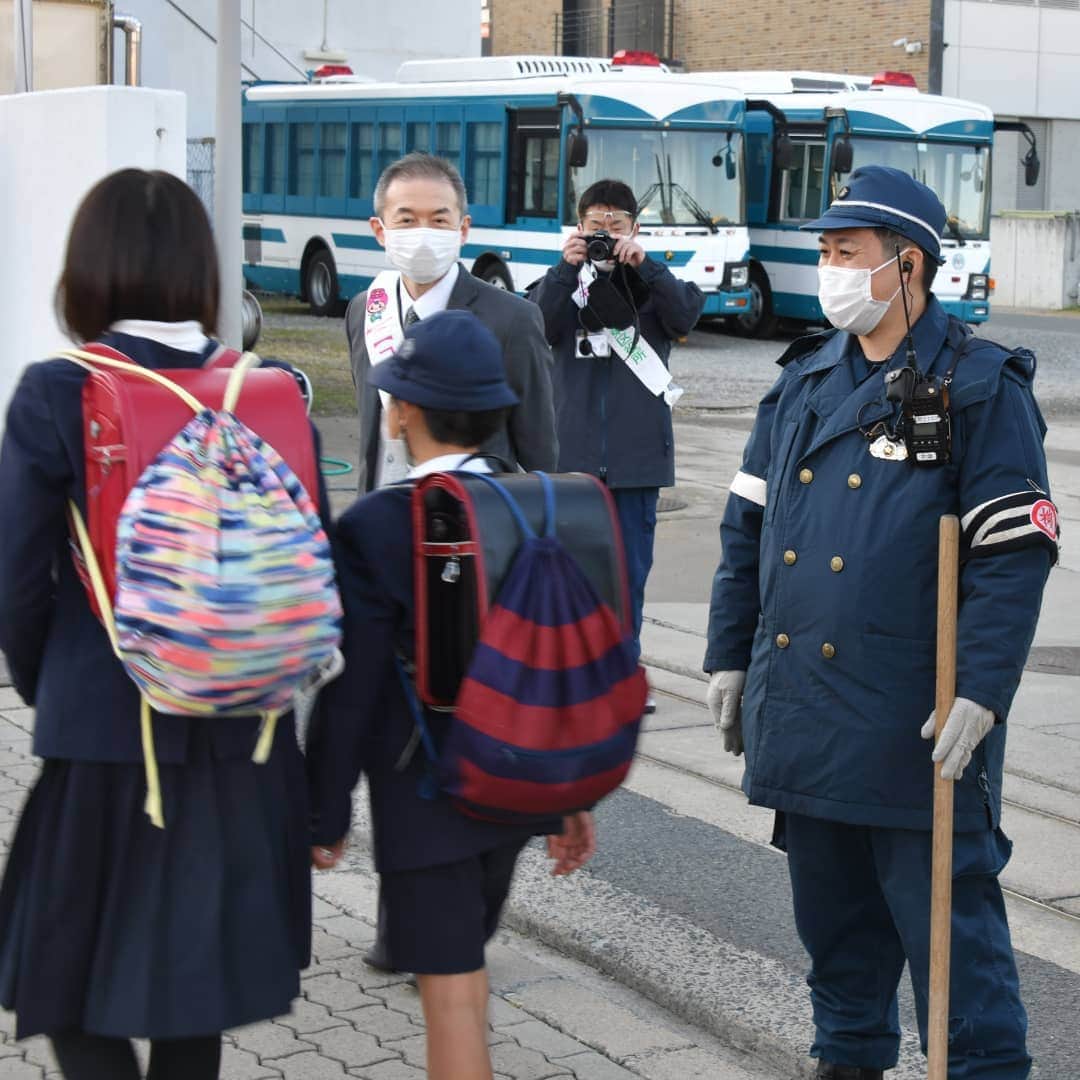 大阪府警察さんのインスタグラム写真 - (大阪府警察Instagram)「【機動隊員による「ながら見守り」活動】 児童に対する声掛け事案は、夕方の下校時間帯に多く発生しています。 機動隊では、立番警戒中、機動隊前を下校する児童に対し、声掛け事案等への注意喚起を行っています。 皆さんも、日常生活や事業活動の中で、防犯の視点をもって「ながら見守り」活動をお願いします。 ※写真は、第一機動隊と城東区役所コスモ隊が連携して「ながら見守り」活動を行った時のものです。  #大阪府警察公式 #大阪府警察 #大阪府警 #府警 #警察 #警察官 #おまわりさん #お巡りさん #ポリス #POLICE #第一機動隊 #機動隊 #敬礼 #立番 #警戒 #下校 #児童 #注意喚起 #防犯 #ながら見守り #見守り活動 #城東区役所 #コスモ隊」12月22日 17時06分 - fukei_koho