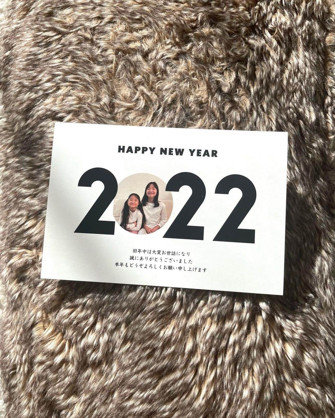 森摩耶さんのインスタグラム写真 - (森摩耶Instagram)「今年も残すところ後10日。うかうかしていたらお正月🎌 来年の年賀状はこんなシンプルな感じに仕上げました！ 何故なら、余白の部分に娘達が手書きでメッセージを書きたいそうなので✍️ 「スマホで年賀状」のアプリなら、ハイセンスなデザインからザ・年賀状な昔ながらのデザインまで、とんでもない量の種類の中から選んで作る事ができるの！ しかもとっても簡単！！ 更に、すぐ届く😳 年賀状って何かと手間がかかるイメージだったけど、こんなに簡単に、しかもお洒落なものが作れちゃうなんて、色んなパターンで作っても良かったかも…🤍 今からでも余裕で間に合います♪ 「スマホで年賀状」是非試してみてね🎍  #スマホで年賀状#年賀状  #アプリで年賀状#PR @sumaho_de_nengajo」12月22日 17時18分 - maya_mori