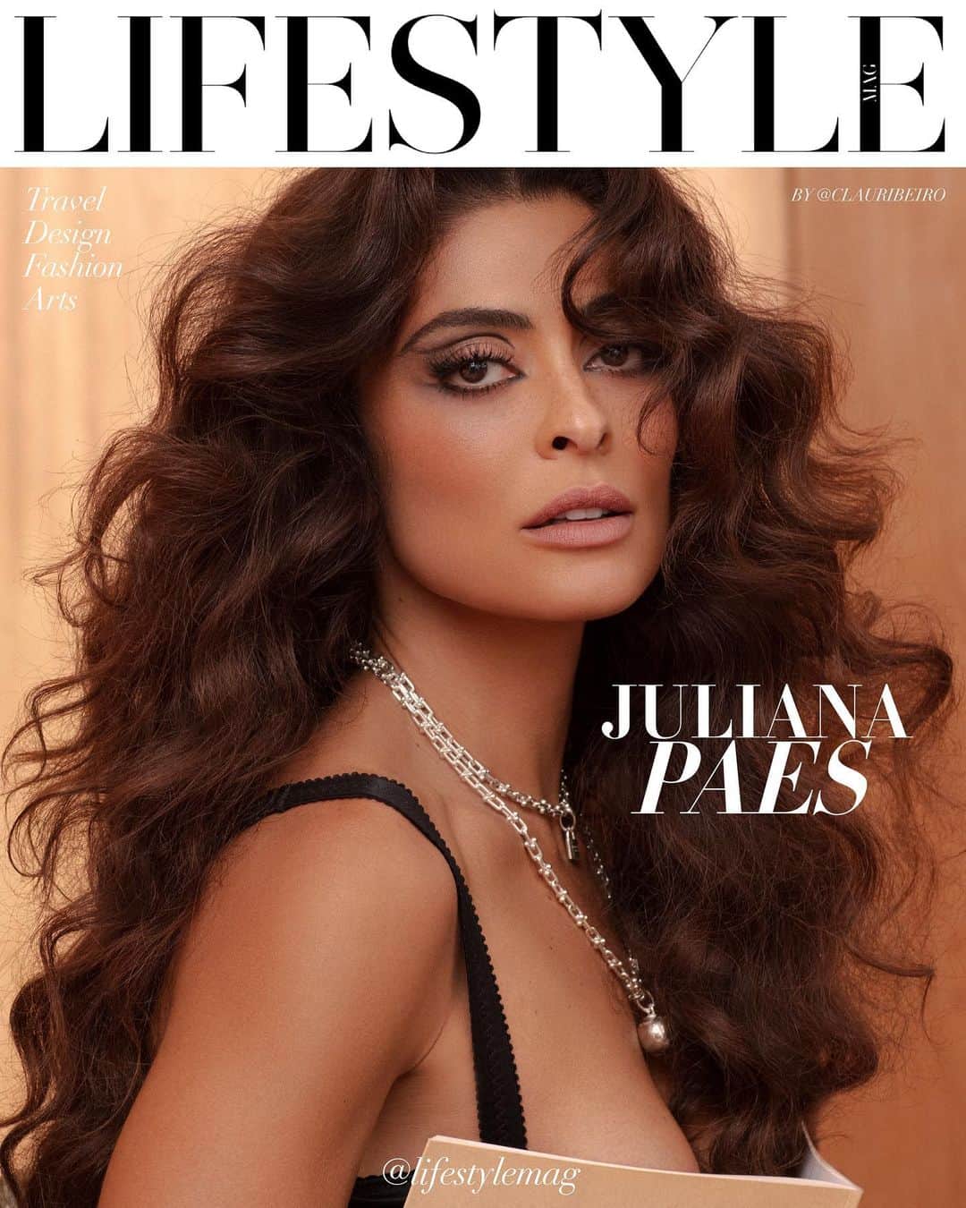 ジュリアナ・パエスのインスタグラム：「@lifestylemag obrigada pela matéria… uma honra estampar essa capa e conteúdos de tanto bom gosto!!! @lifestylemag thank you guys for the article… an honor to be featured on this cover and such tasteful content!!!  #lifestylemag  Founder: @clauribeiro  Photography: @karinebasilio  Styling: @yanacioli  Beauty: @danielhernandezdh  Creative Direction: @guilhermerex  Dream team: @deamysilee @mariafuganti @wallacerezende_fotografo @brunafaccin_ @soninhacv @cataotic  Thanks to: @hotelemiliano @raphazugliani @actorsearts」