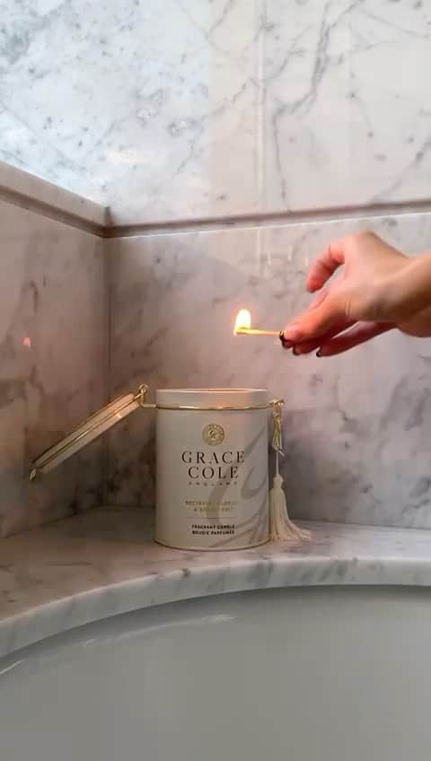 Grace Coleのインスタグラム：「Christmas nights in are the new nights out! @nicolamhughes unwinds with our Nectarine Blossom & Grapefruit fragrance to bathe in luxury everyday   #gracecolemoments #madeinengland #influencer #influencercontent #everydayluxury #batheinluxury #luxurybeauty #saturdaynights #nightin」