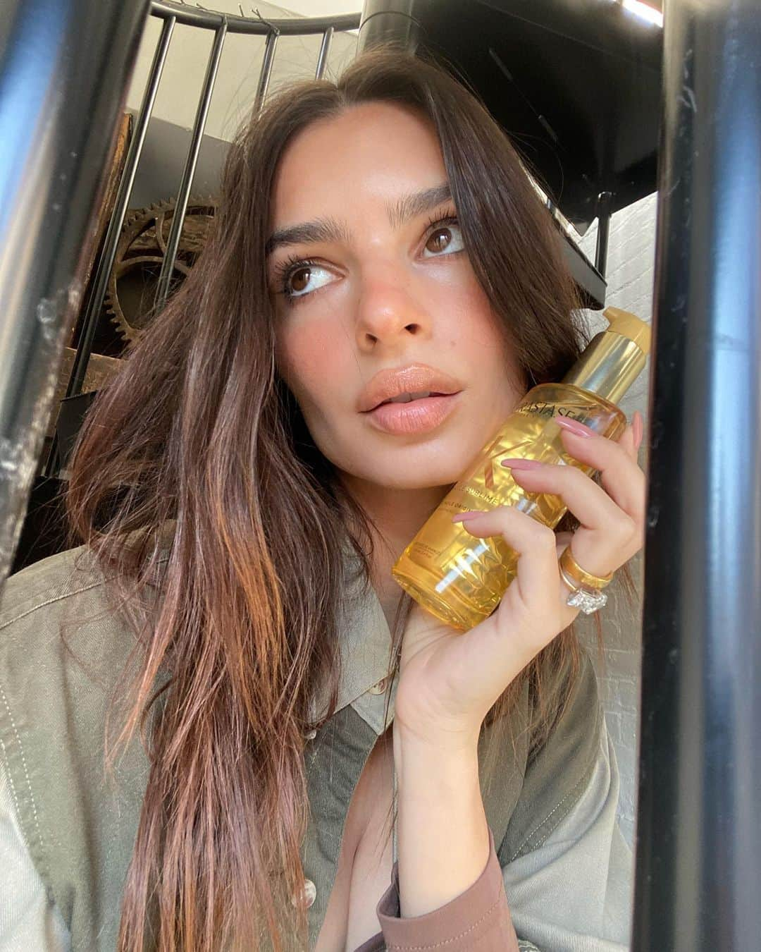 エミリー・ラタコウスキーさんのインスタグラム写真 - (エミリー・ラタコウスキーInstagram)「Forever my favorite @kerastase_official product: the most luxurious hair oil there is. Happy holidays from the #kerastase family to yours!」12月23日 3時13分 - emrata