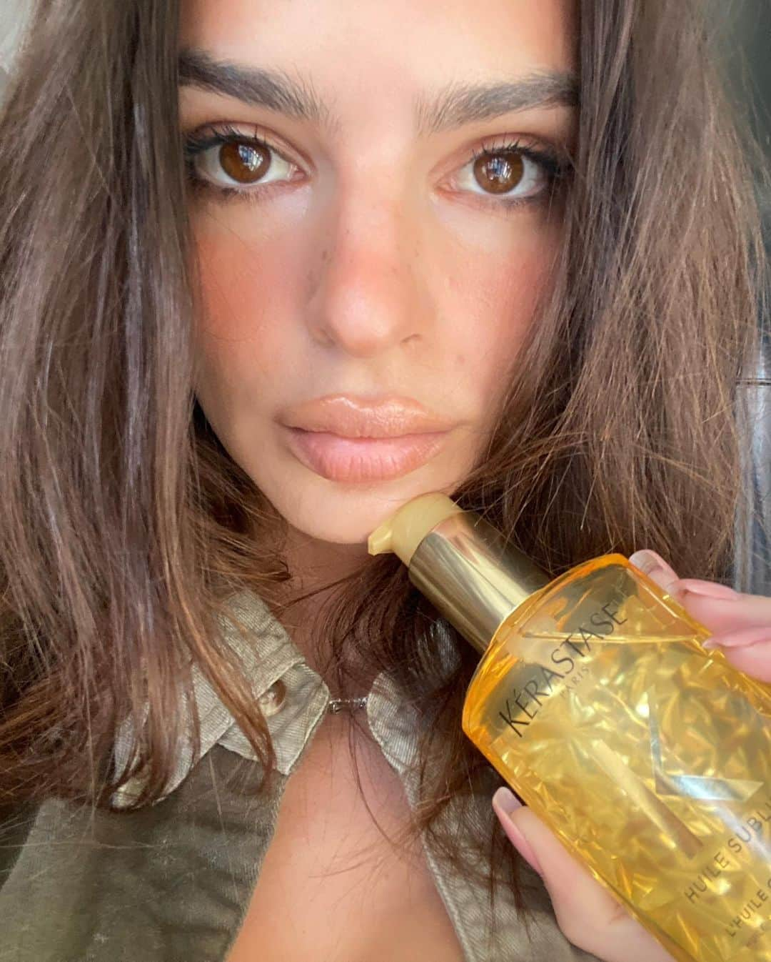 エミリー・ラタコウスキーさんのインスタグラム写真 - (エミリー・ラタコウスキーInstagram)「Forever my favorite @kerastase_official product: the most luxurious hair oil there is. Happy holidays from the #kerastase family to yours!」12月23日 3時13分 - emrata