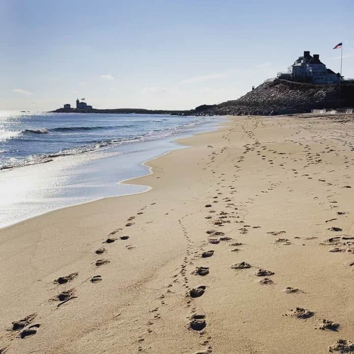 のインスタグラム：「Nice pre workout beach stroll! Bringing up a lot of childhood memories. #innerchild #watchhill」