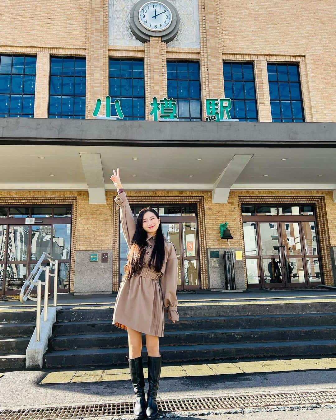 ロンモンロウさんのインスタグラム写真 - (ロンモンロウInstagram)「「新幹線でいこう！北海道ぐるっと周遊ツアー」北海道グルメツアー篇 エフエム青森、エフエム秋田、エフエム岩手で明日から順次、4週目の放送開始となります。ぜひ、聞いてくださいね。  今回は小樽づくしです。 歴史を感じながら、ロマンチックな小樽のグルメを満喫してきました。 バスの高速おたる号に乗って「小樽駅」に着いて、まず来たのは「#旧国鉄手宮線跡地」です。 早速、跡地の線路上で記念写真を！ 昼食は青塚食堂に行って、小樽の海鮮を堪能しました。 その後、小樽市総合博物館で小樽の鉄道歴史についていろいろ教えていただきました。 昔の赤レンガ車庫などを見れて、とても勉強になりました、歴史詳しくなりそうですね〜 その後は隣接するリストランテトレノでも記念撮影をしました。ここは鉄道車両を改造したイタリアンレストランですが、今は閉店となっています。来年の春に新しくオープンする予定だと伺ったので、春の北海道旅行の楽しみにしてね。  それから、 似鳥美術館 ↓ 桑田屋小樽本店のぱんじゅうをいただきました、一口サイズでもちもちで美味しかった。 ↓ 小樽オルーゴル堂で演奏会を聞き、癒やされました。 ↓ スヌーピー茶屋 ↓ ルタオ　パトス ↓ 運河の宿、おたる　ふる川で宿泊  ほんとに歴史と文化が詰まった小樽ですね！ラブレターの小説をもう一度読みたくなりなる旅でした。 みなさんも北海道に来たら、小樽づくししてみてくださいね〜  写真１：#小樽駅 写真２：#旧手宮線跡 写真３：#小樽市総合博物館 写真４：#桑田屋のぱんじゅう 写真５：#小樽オルゴール堂 写真６：運河の宿　#おたる　#ふる川  「放送日時」 エフエム青森　　毎週（木）9:50頃〜10:00頃 エフエム秋田　　毎週（木）15:45頃〜15:55頃 エフエム岩手　　毎週（金）8:45頃〜8:55頃 radikoを使えば全国から聞くこともできますよ。  ※撮影時のみマスクを外しています。 #新幹線で行こう北海道ぐるっと周遊ツアー #ラジオとInstagramで北海道旅行気分  #pr」12月22日 19時10分 - ronmonroe_official