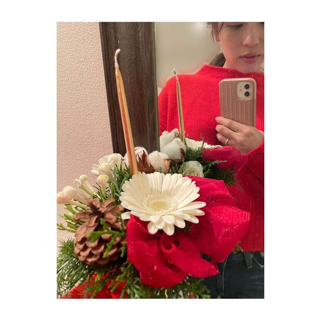 郡司恭子さんのインスタグラム写真 - (郡司恭子Instagram)「* 自分のお部屋でもクリスマス気分🎄❤️  蝋燭に火をつけるのが今から楽しみです😌✨ 今年はどんなクリスマスになるかな〜！  #クリスマス #クリスマスインテリア  #❤️ #🎄 #お花のある暮らし #真顔  #日本テレビアナウンサー #郡司恭子」12月22日 19時22分 - kyoko_gunji