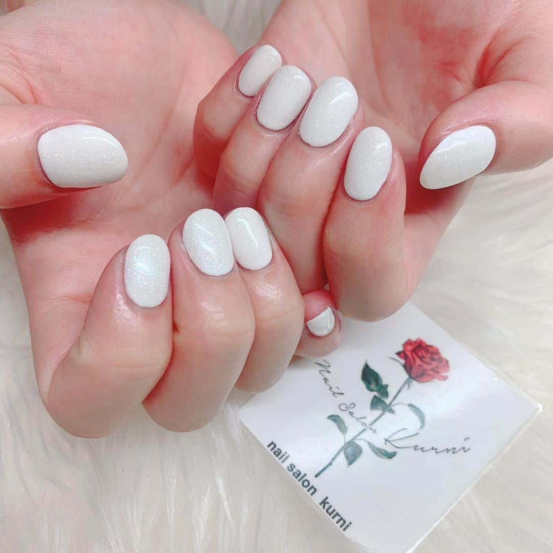 小林香菜さんのインスタグラム写真 - (小林香菜Instagram)「. 今年最後のネイル💅💅🤶 全部今年最後になってくるねあっという間😟！ ホワイトベースにラメ🤶🎄 クリスマスにもピッタリな感じ🎄 . #ネイル　#nail #ホワイトネイル　#シンプルネイル　#💅　#ネイルサロンクルニ」12月22日 19時22分 - kanaful