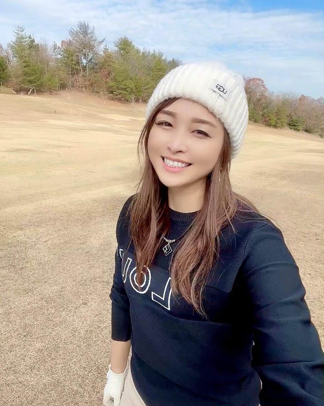 mikaのインスタグラム：「♥︎︎∗︎*ﾟ 冬ゴルフ⛳️ ． ． ラフもフェアウェイも茶色😂 冬のフェアウェイが1番苦手かもw ． ． ． ． #冬ゴルフ #季節関係なく上手くなりたい #枯れてるの苦手 #ゴルフ #golf#ゴルフ女子 #golfgirl #골프여자 #女子ゴルフ #golstagram # #golflove #ゴルフ好き #ゴルフ最高 #ゴルフ上手くなりたい #みかゴルフ #mikagolf #高尔夫 #골프 #golfgirl #골프여자 #ゴルフウエア #ゴルフコーデ #インスタゴルフ女子 #ゴルフ男子 #ゴルフ好きな人と繋がりたい #ゴルフ女子と繋がりたい」