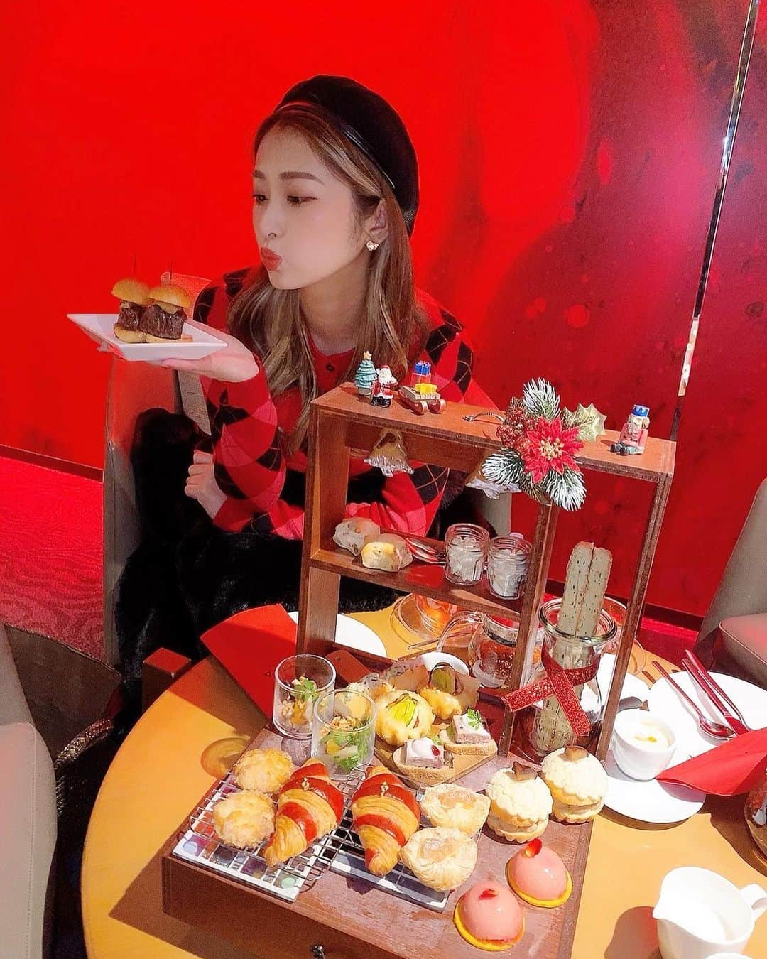 のインスタグラム：「ZATTA／ヒルトン東京 クリスマスアフタヌーンティー🎄❤️ ⁡ パン好きには嬉しいパン祭り🥐 ⁡ ちょうどよい量だったから ぺろりと完食でした✌️✌️ ⁡ #ヒルトン東京 #zatta #hiltontokyo #新宿 #shinjuku  #アフタヌーンティー #afternoontea #アフタヌーンティー巡り  #アフタヌーンティー部  #グルメ女子 #スイーツ女子  #パン好き #パン好き女子」