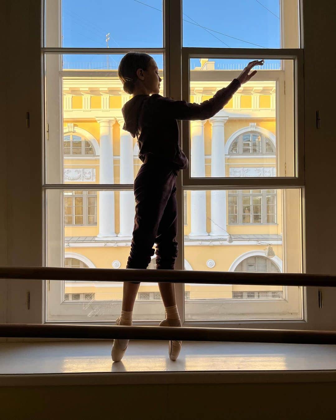 アンナ・ヴァワガさんのインスタグラム写真 - (アンナ・ヴァワガInstagram)「Wish to Anna luck today🍀 Today is her first classic ballet exam at the 🩰academy!❤️」12月22日 19時36分 - annapavaga
