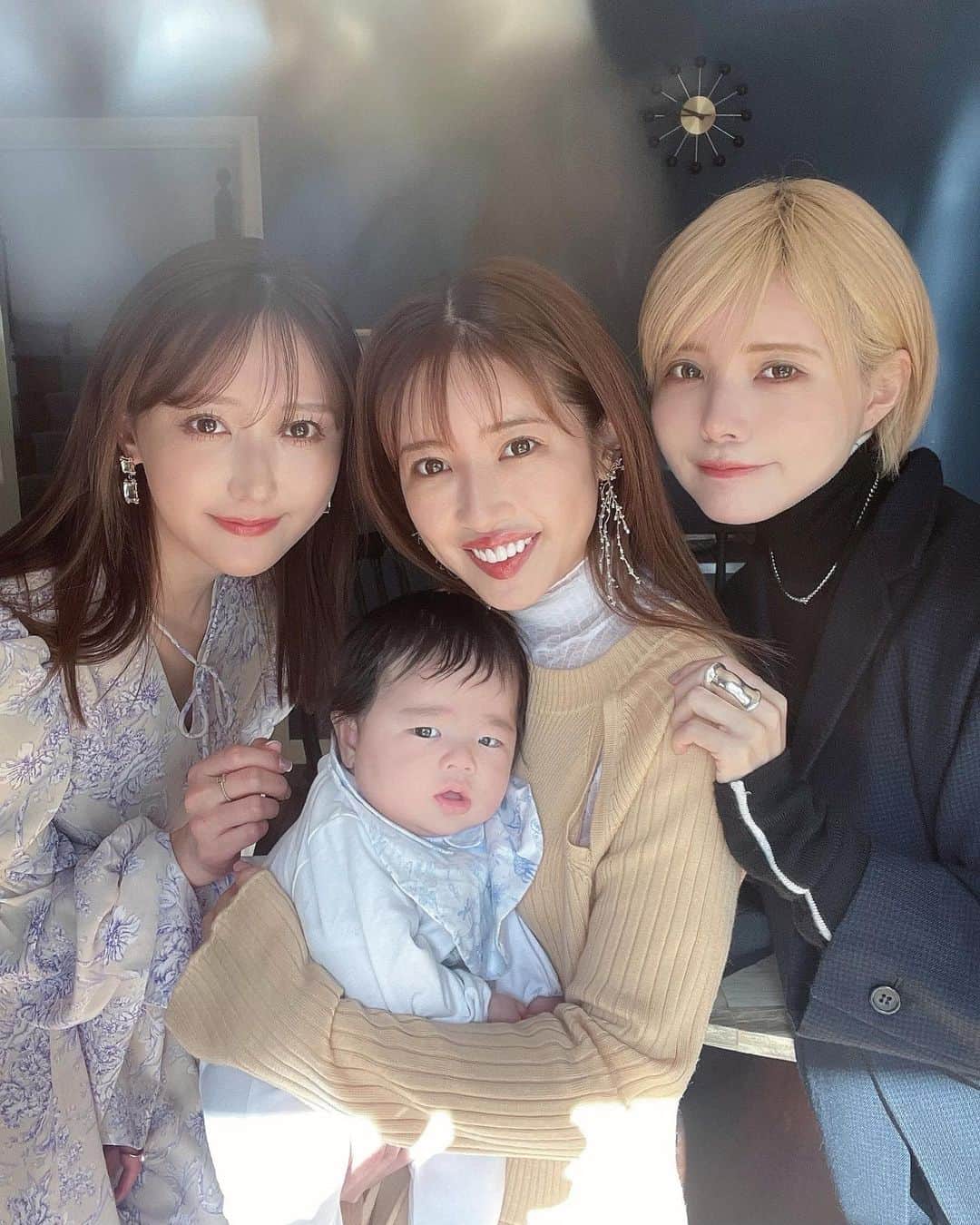 舟山久美子（くみっきー）のインスタグラム：「今日の撮影は…📸  Popteen OG.組！ つばさまゆいさまわたしで ファッションの撮影をさせてもらいました❀´-    まめさんはニコニコご機嫌で、 みんなに幸せを振りまいていて、、、 母は連れて行くまで大丈夫かな？ ってドッキドキでしたが…ほっとしました😂🙏！  そして10代から時を経て、今もこうやってお仕事で会えて、息子にも会わせられるって、とても感慨深くて、ありがたいなぁって感じる撮影でした♡  この3人が紙面を飾るのは初めてなんです！とてもレア！  初めてだけど、組みのカットは心地が良くて、ただただ楽しくて、あっという間に過ぎて行きました✨  ぜひ、 @peche_magazine の誌面もお楽しみに𓂃‪𓃱𓈒𓏸」