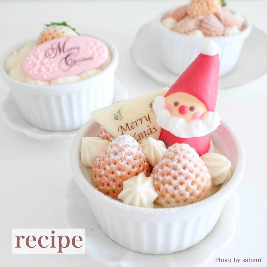 satomi?のインスタグラム：「*2021.12.22*  レアチーズケーキレシピ🍰 混ぜて冷やすだけの簡単レシピ 昔はこれしか作っていなかった😂  ニッセや飾りチョコは全て #富澤商店 で購入🎅🏻 ニッセがめちゃくちゃ可愛い🥺  + + @foodietable.jp 様から #フーディーテーブルギフト2021 が届きました🎁 アンバサダーなのに… 殆ど活動出来ず、申し訳ないです🙇🏻‍♀️ 頑張ります🍽  これでティラミスやクッキーサンドが 簡単に作れる！！嬉しい😆  #フーディーテーブル #簡単レシピ」