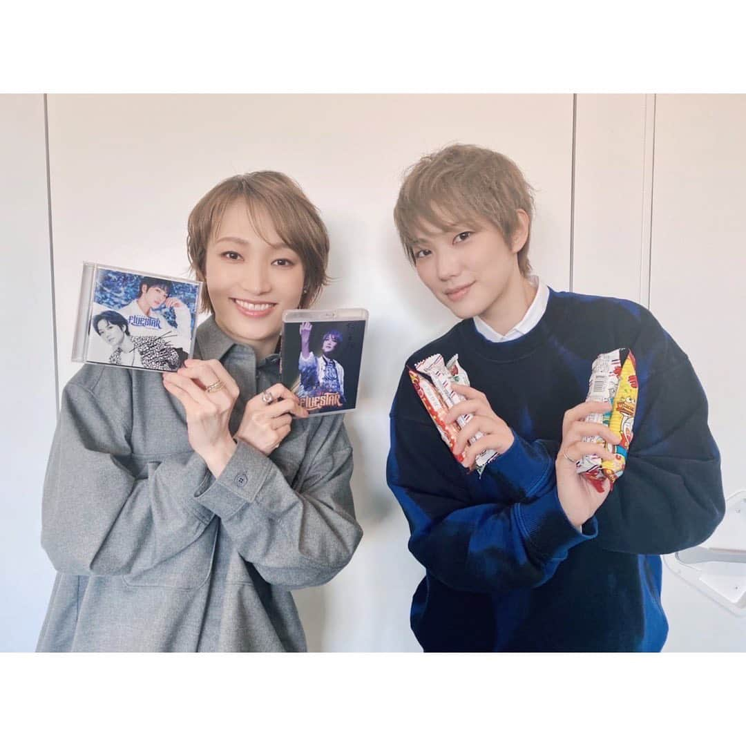 望海風斗さんのインスタグラム写真 - (望海風斗Instagram)「☺︎ 12/26 #WOWOW#宝塚プルミエール #年末特別企画 ⁡ 海ちゃん（#七海ひろき）とお仕事。 と言うより、遊んできました🥳笑 とにかくよく笑った🤣これを見て大いに笑っていただけたら頑張った甲斐があります！ 海ちゃんからCDとBlu-rayもらっちゃいました😍ありがとう！ ⁡ この収録も、ナレーションもどちらも私の苦手な朝でして…（と言っても早朝ではないんですよ💦） スタジオに着くと、スタッフさんからまず最初にお菓子をいただきました😆一気にテンションアップ⤴️ ありがとうございます♪ ⁡ ⁡ #プルミエール #仕事納め #来年もよろしくお願いします #海ちゃん#七海ひろき #89期 #ディナーショー#頑張って #ちぎさん#コンサート も #ついに放送 ！ #26日#クリスマスの翌日 ⁡ #虎柄の鉛筆発見 🐯 #WOWOW#Twitter も見てね #望海風斗」12月22日 19時54分 - nozomifuto_official