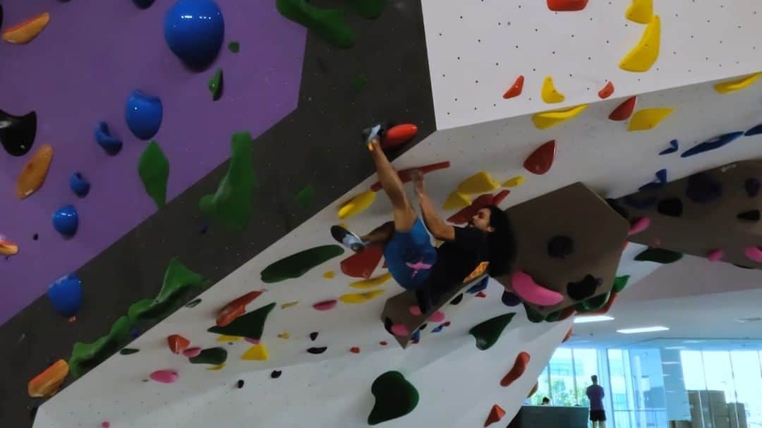 ハキム・カスバンのインスタグラム：「One of the lines I put up for the opening set at the new @boulder_plus   Love this massive, steep overhang!  A fairly simple and straightforward boulder, just some spinning around and toe hooks with comfortable holds.  @heavy.japan  @fullcrimpmilk   #climbing #bouldering #climbing_videos_of_instagram #heavyjapan #sgboulderingbeta」