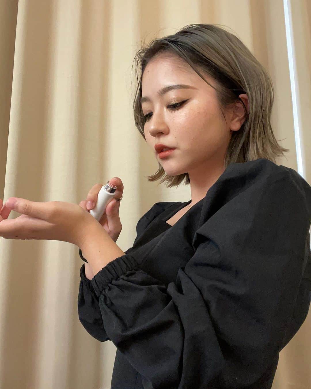 Shioneのインスタグラム：「香水沼にハマっているので カラリアの #カラリア香りの定期便 を頼んでみた🥰 ずーーーーーーっと気になってたディプティックのオードトワレ オーデュエル🌿❤️ ㅤㅤㅤㅤㅤㅤㅤㅤㅤㅤㅤㅤㅤ 最初はスパイス感が香るんだけど徐々にバニラが香ってくる✨ 『甘くないバニラ』をお探しの方におすすめ🔥💕 ウッディ感もしっかりあるから男性にもおすすめ🖤 ㅤㅤㅤㅤㅤㅤㅤㅤㅤㅤㅤㅤㅤ まっっっったり甘いのが好きなんだけどたまに変化球バニラをつけたかったのでこれは当たり😭❤️！ ㅤㅤㅤㅤㅤㅤㅤㅤㅤㅤㅤㅤㅤ カラリアはお試しサイズで来るから手が出しにくい香水も試せるのが本当嬉しい🌿✨ ㅤㅤㅤㅤㅤㅤㅤㅤㅤㅤㅤㅤㅤ そしてこの香りは現品買いリストに追加です🙋🏾‍♀️❤️ ㅤㅤㅤㅤㅤㅤㅤㅤㅤㅤㅤㅤㅤ カラリアは月額1,980円〜約850種類から選べるの🥰！ 初回はアトマイザーケースが無料なのも嬉しい♥️ ㅤㅤㅤㅤㅤㅤㅤㅤㅤㅤㅤㅤㅤ カラリアの初回登録時に 【GPPW】を入力してもらうと初月500円引きです🖤💕 @coloria_magazine のトップのURLから飛べます🌿✨ ㅤㅤㅤㅤㅤㅤㅤㅤㅤㅤㅤㅤㅤ またどんどん好きな香りが出てきて現品リストがすごいことになりそう🤣🤣🔥 #カラリア香りの定期便 #香水 #perfume #ディプティック #オーデュエル」