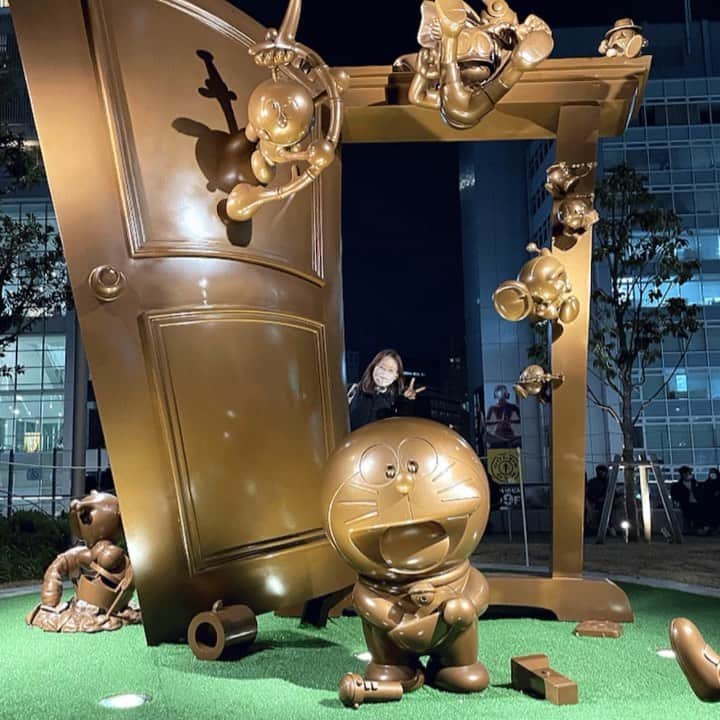 のインスタグラム：「高校生クイズの同期と一緒に、イルミネーションを見ました🎄 ⁡ 写真は、川上諒人と高橋和子ちゃんとのスリーショットです。この直前まで猪俣くんを含めた四人で食事したりと、本当に楽しい一晩でした🌃 ⁡ 大学生になって少し経って、みんなが学内外で頑張っている話を聞いてとても元気が出ました😆 ⁡ Alumni of All Japan High School Quiz Championship reunited at Roppongi to see the Christmas illumination 🎄 ⁡ In five years from when we first met, it is surprising that we all became college students! It was so inspiring to see how everyone thrives in and out of the university☺️ ⁡ ⁡ 質問に答えます/ answers for the questions from you ●勉強時には音楽を聴くときもあります。気乗りしない時に、ルーマニアやロシアやラテンアメリカの元気が出る音楽を聴きます🎧 ⁡ ●頑張ったのに結果が出なかったときは、しっかり落ち込みます😂 私が多趣味なのは「自分にはそれしかない」と思っている分野で挫折するのが怖かったからでもあるのですが、多趣味なおかげで人生が豊かになったこともあるので、競争から逃げたことを悔んではいません。一方で、逃げずに一つの道で頑張ってる人の心の強さを本当に尊敬しています。 ⁡」