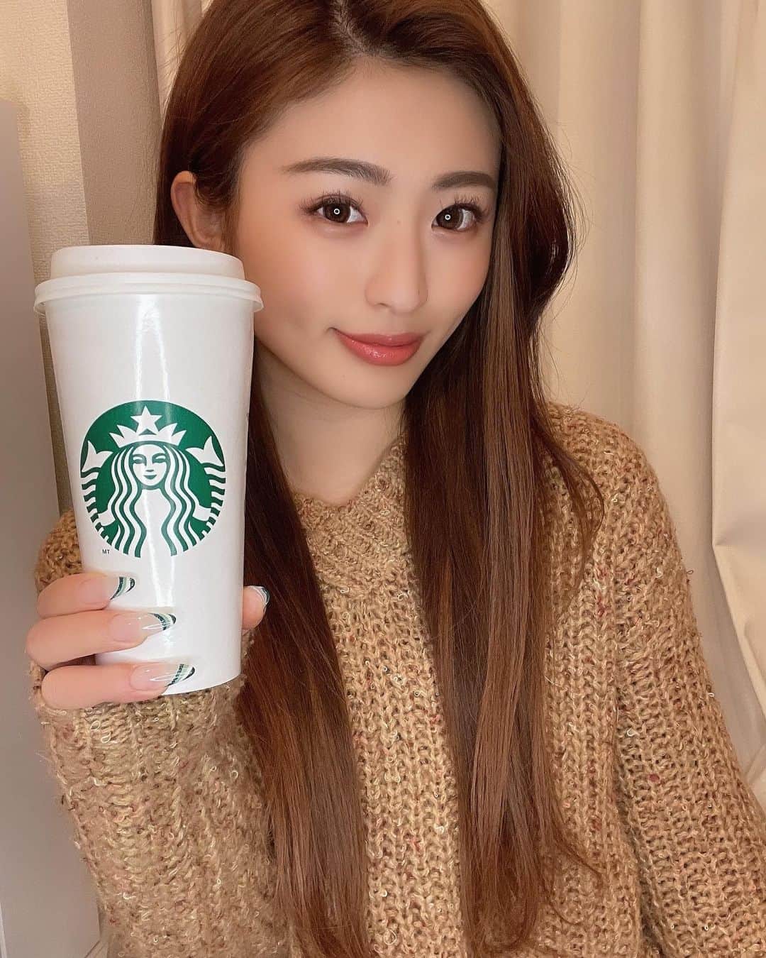 MIYABIのインスタグラム：「こんばんは🌙  寒い夜は、ホットの無脂肪ミルクホワイトモカ🤍ライトシロップ少なめを飲んで温まります☕️💜  最近、ずっと我慢してたけど誘惑に負けましたっ😝  ミヤビカスタム試してみてねっ✨  ※ネイルの色は、たまたまです🤣  素敵な夜を💖」