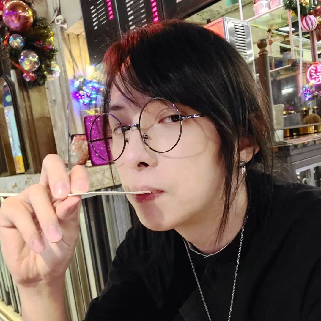 桿子 Drumstickのインスタグラム：「-續上  爬了許多文章後才知道現在微整好像蠻普遍的，不僅女生，也陸續有男生去嘗試，也有不錯的成效。  經由老朋友 @minoriwu 介紹，實際走訪了解才知道，原來現在的醫美技術比我想像的更加強大與安全微整更是只要打個針、打個雷射就能完成，不用幾週的甚至幾個月的恢復期而且即刻顯效。   @doctorangel428 的建議下，決定打洢蓮絲的奇蹟針，除了注入的凝膠可以撐起凹陷的淚溝，還有膠原蛋白增生的附屬功能，讓周遭的皮膚較為白皙，間接改善了黑眼圈的問題，如果上次高雄場次有看到桿子，我想大家已經看到了洢蓮絲的成效  2021對我來說可能是糟透了 但我已經收拾好破碎的自己 決定用自信與笑容去面對未來的挑戰   謝謝 @1000vskin 團隊的專業建議，如果大家對於這樣的醫美體驗想了解更多，歡迎聯繫 @d111607」