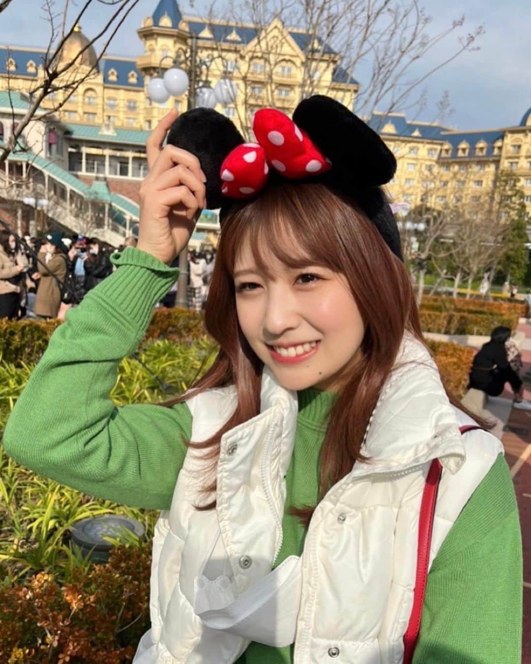 のインスタグラム：「この前久しぶりにディズニーランド行ってきた☺️ サークルの同期と後輩と行って クリスマスらしく白緑赤のコーデに揃えた🎄 めっちゃイエベって感じの写真🤭  3枚目のサダハルアオキコラボのチョコキャラメルサンドは絶対に食べてほしい！！！ 美味しすぎてびっくりする、本当に。笑 こんな本格的なスイーツを食べられるなんて、さすがディズニー🥲  #ディズニーランド #クリスマスコーデ #イエベ」