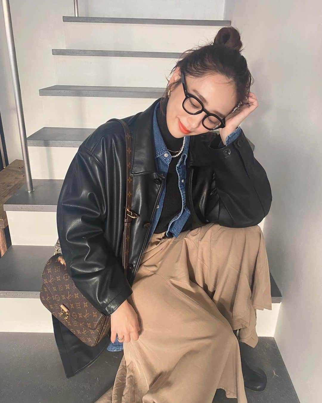 近藤千尋のインスタグラム：「撮影おわりのしふく💕 年内のお仕事納めが次々と。。📸☺️ 最近は、 今年もありがとうございましたと 来年もよろしくお願いしますが 別れ際の挨拶になってきた☺️💕  @louisvuitton  @stellarhollywood  お誕生日に頂いたアイテムも取り入れさせてもらい…🤍🤍🤍 ありがとうございます🤍🤍🤍😭  タグ付けしてます🏷」
