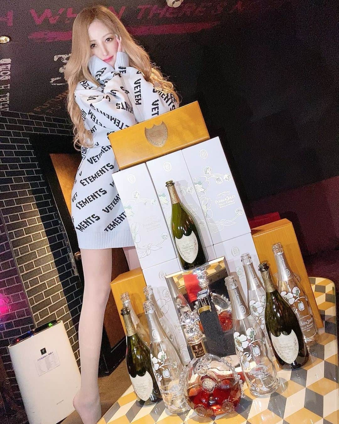 立花アヤカのインスタグラム：「【10月バースデー記録】 1つのお席で😍 これまでキャバクラしてきて1番テンション上がって ぶっ壊れました🫀💖」