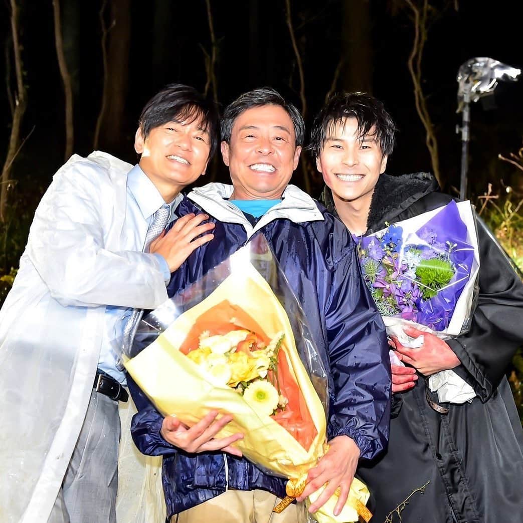 最愛のインスタグラム：「本日2枚目は、 達雄役の光石研さん、康介役の朝井大智さん！  出番は少ないながらも、強い印象を残してくださったお二人です！ 光石さん演じる達雄、子供たちを命懸けで守る父親の姿は多くの方に響くシーンとなりました😭✨ 朝井さん演じる康介は、終始共感されることない役所ではありましたが、作品の肝となる重要な役…ちなみに、ご本人はとてもステキな方です！  寒い中、山の中であのシーンを終えクランクアップ‼︎  お疲れ様でした💐  #最愛ドラマ #tbs #光石研 #朝井大智 #井浦新 #みんな大好きやよ」
