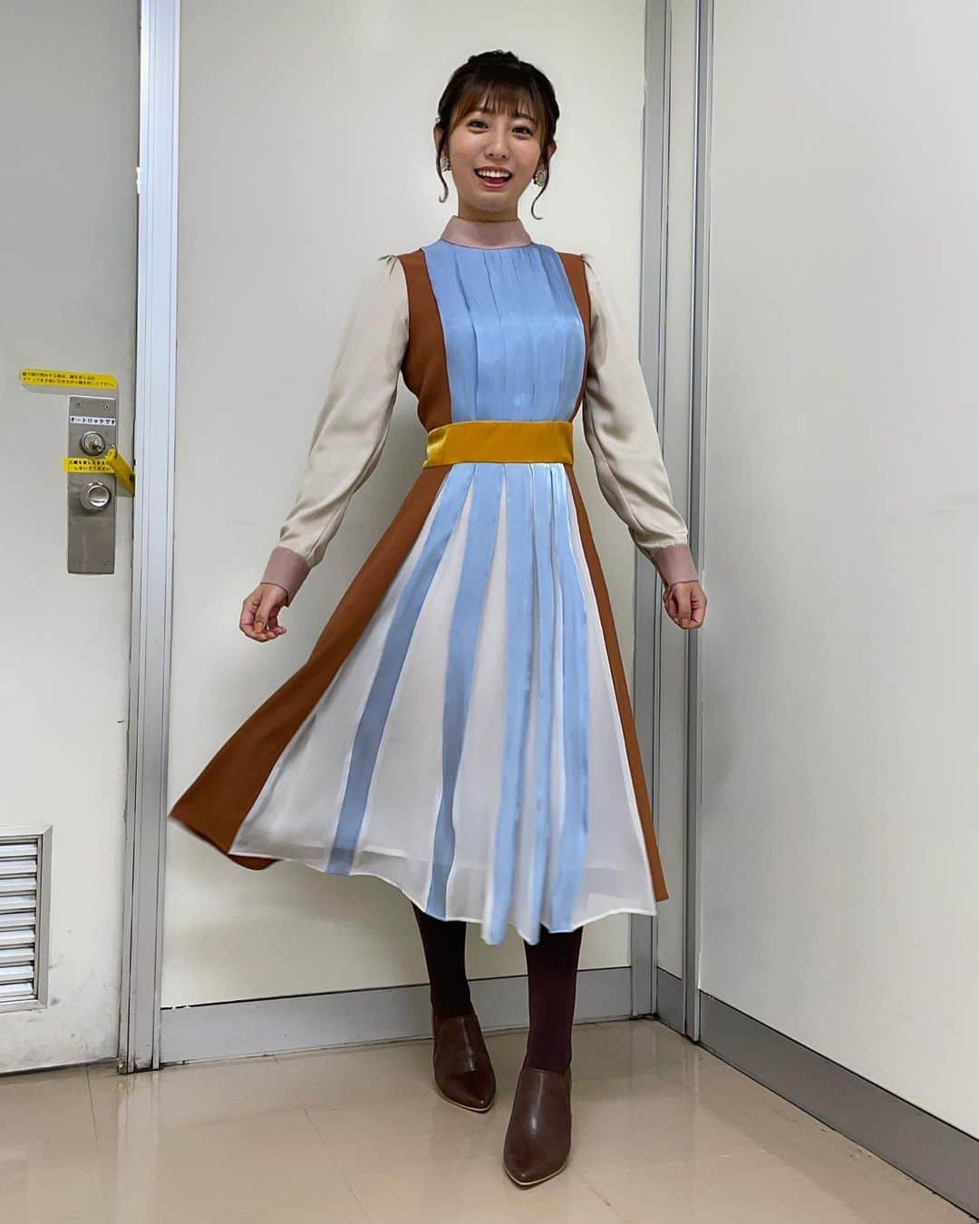 白戸ゆめのさんのインスタグラム写真 - (白戸ゆめのInstagram)「👗 . #熱血バスケ の衣装です✨ ワンピースは @adelly_press さんの🎀 . プライベートでも かわいいなあほしいなあと思っていたので すごくうれしかったです😘 . これ、色ごとに素材がぜーんぶ違うんですよ！ こういうこだわりとても素敵です👏 . 髪の毛は久しぶりに まとめてもらいました！」12月22日 20時40分 - yumeno.s_