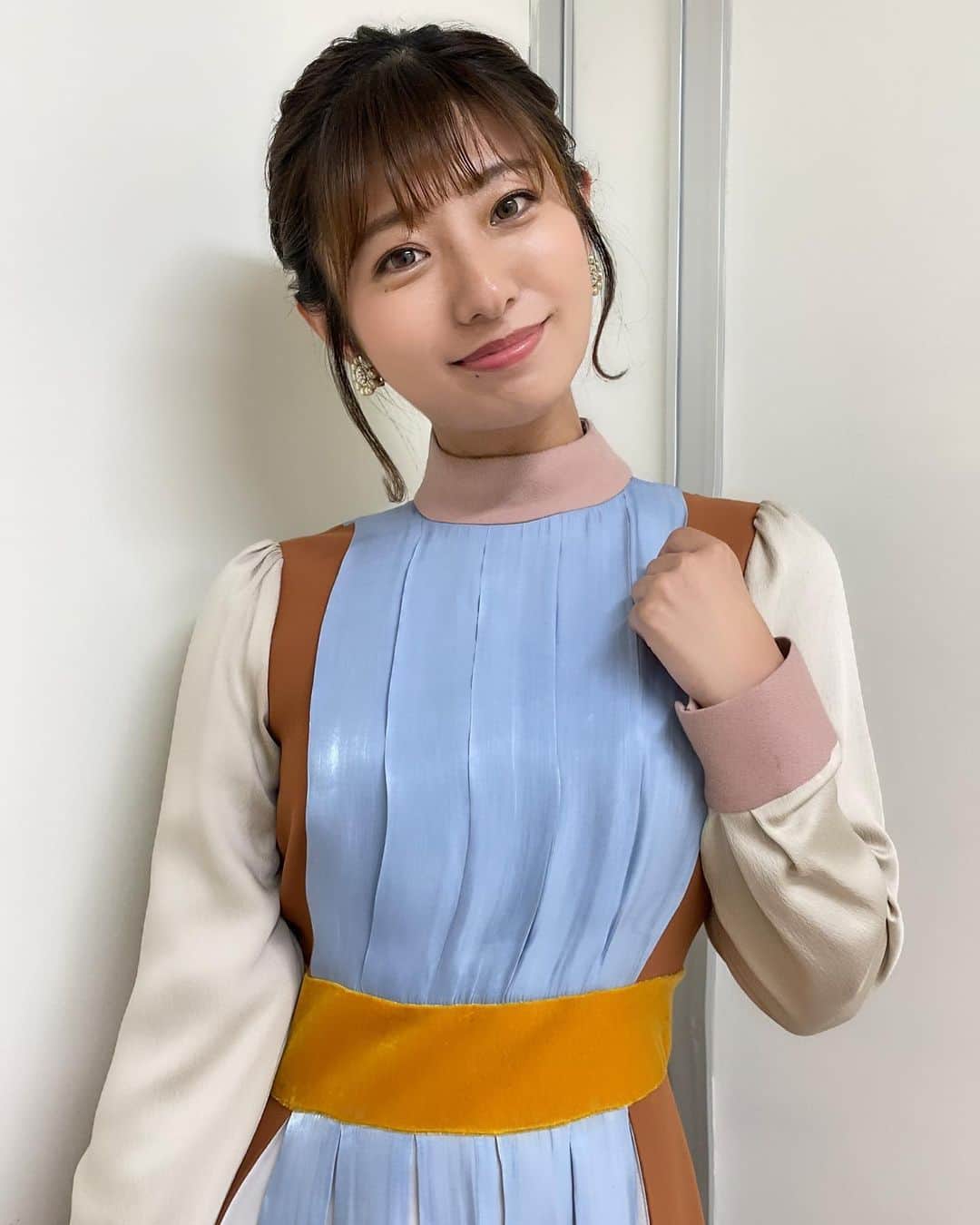 白戸ゆめのさんのインスタグラム写真 - (白戸ゆめのInstagram)「👗 . #熱血バスケ の衣装です✨ ワンピースは @adelly_press さんの🎀 . プライベートでも かわいいなあほしいなあと思っていたので すごくうれしかったです😘 . これ、色ごとに素材がぜーんぶ違うんですよ！ こういうこだわりとても素敵です👏 . 髪の毛は久しぶりに まとめてもらいました！」12月22日 20時40分 - yumeno.s_