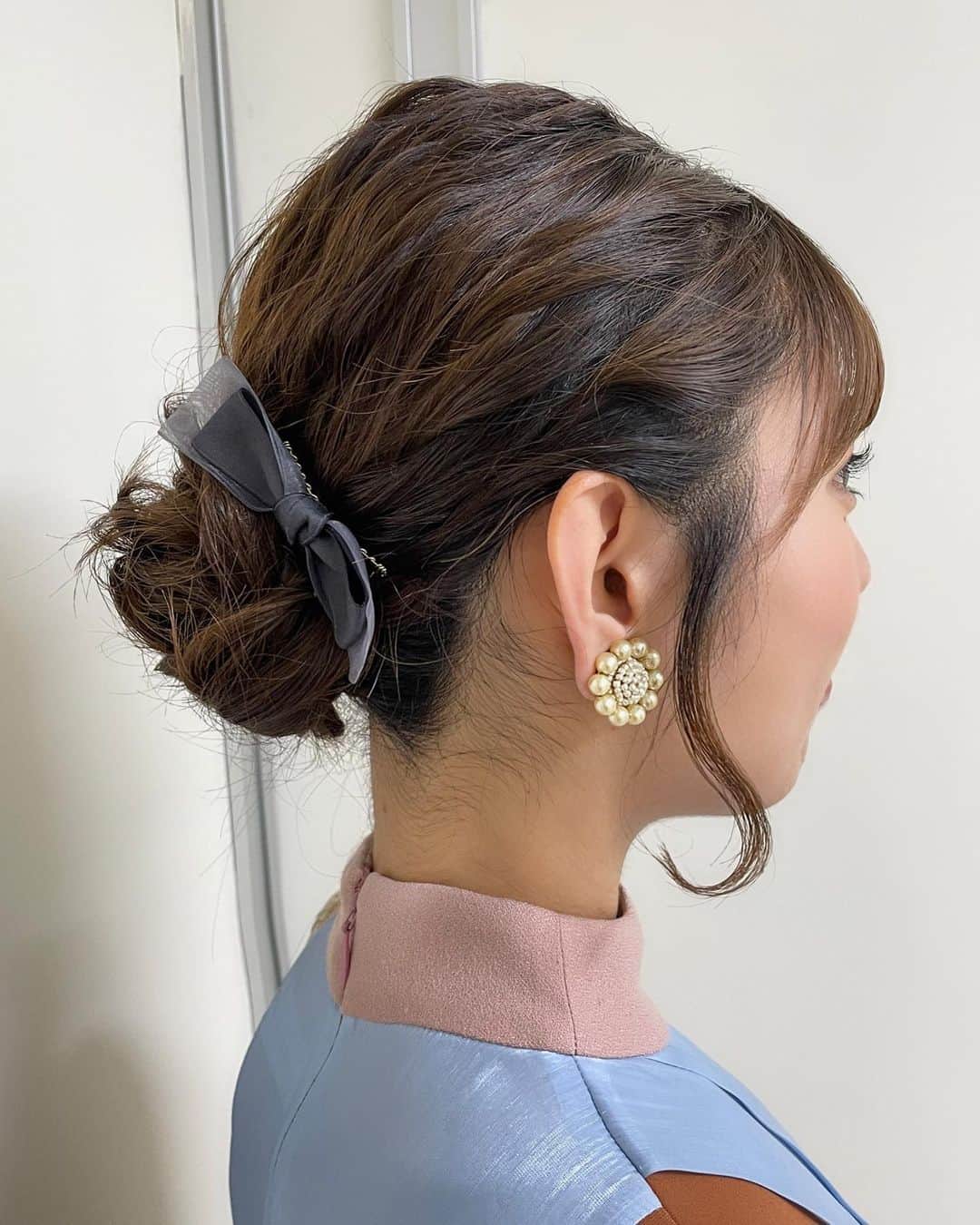白戸ゆめのさんのインスタグラム写真 - (白戸ゆめのInstagram)「👗 . #熱血バスケ の衣装です✨ ワンピースは @adelly_press さんの🎀 . プライベートでも かわいいなあほしいなあと思っていたので すごくうれしかったです😘 . これ、色ごとに素材がぜーんぶ違うんですよ！ こういうこだわりとても素敵です👏 . 髪の毛は久しぶりに まとめてもらいました！」12月22日 20時40分 - yumeno.s_