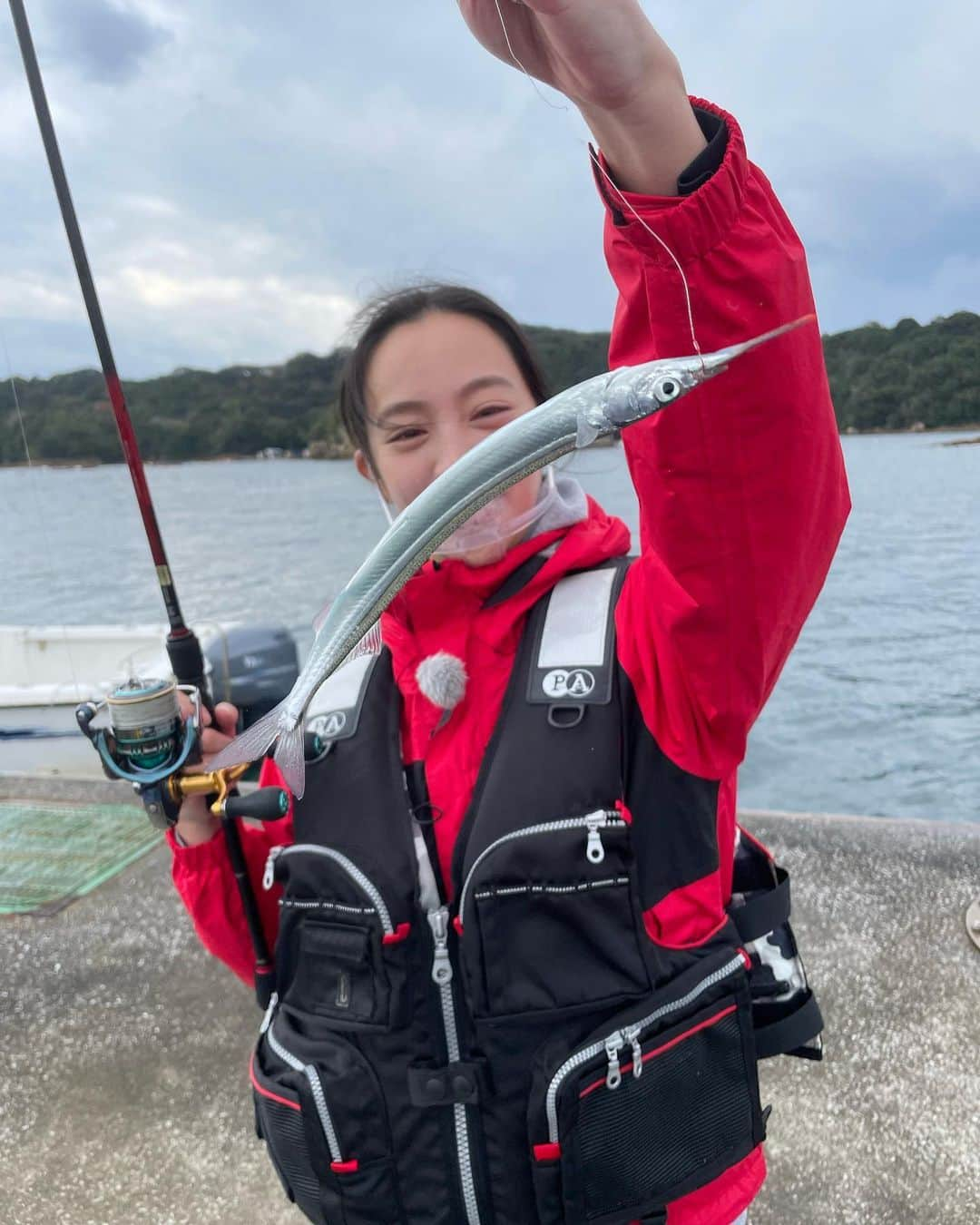 矢野由希子のインスタグラム：「「○○くん(スタッフさん)、 ウエス(雑巾的な布)貸して〜」 「サユリつかんだやつですけどいいですか？」 「……サヨリね？」 って小林さんとスタッフさんが会話をしていたよ！ サヨリだよ！  #サヨリ #サユリじゃなくてサヨリ #堤防釣り #釣り #🎣 #JTV #城島健司のJ的な釣りテレビ」