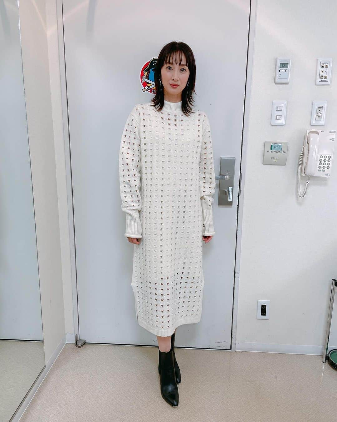 坂下千里子さんのインスタグラム写真 - (坂下千里子Instagram)「林修のニッポンドリル衣装 .  ニットワンピース @stylings_official  ピアス @lula_mae_jewelry  . #3枚 #同じ #昭和感 #あります#気をつけて #見てね」12月22日 21時00分 - chiriko_sakashita_official