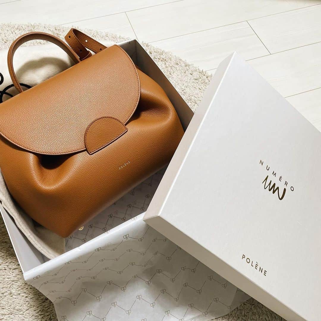 杉浦みずきのインスタグラム：「. new bag ❤︎ キャメルのとっても可愛いバッグ✨ これから愛用する☺️  #gift #present  #thankyou #❤︎  @polene_paris  Numero Un」