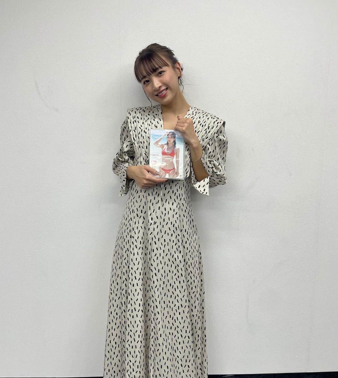 橋本耀のインスタグラム：「. 投稿遅くなってしまいましたが、DVD発売記念イベントにお越し頂いた方、ありがとうございました。 私の芸能生活のすべてのお仕事が終了しました 最後皆さんに直接会えてよかった！  14歳でデビューして、24歳。 10年間たくさんの方にお世話になりました。 一緒に頑張ってきたメンバー 沢山一緒に話してきた事務所の方 時には厳しく支えてくれた家族 そして、どんな時も見守って私のことを私よりも喜んで悔しがってくれたファンの方々  イベントの最後のスピーチの時もずっと真っ直ぐ私を見ていてくれた皆さんの姿が今も頭に浮かびます。 普段から自信がない私だけど、そんな私のままだったらできなかった沢山の経験は、心強い味方である皆さんにつくってもらってきたと思っています。 大きな愛に包まれて進んできた10年間でした。そのすべてをひとつも取りこぼすことなく私の財産にしていきます。 これからの私は、誰かに大きな愛をあげられるような素敵で強い人になって、皆さんに恩返しをし続けていきたいです。 沢山の応援、改めてありがとうございました😌」