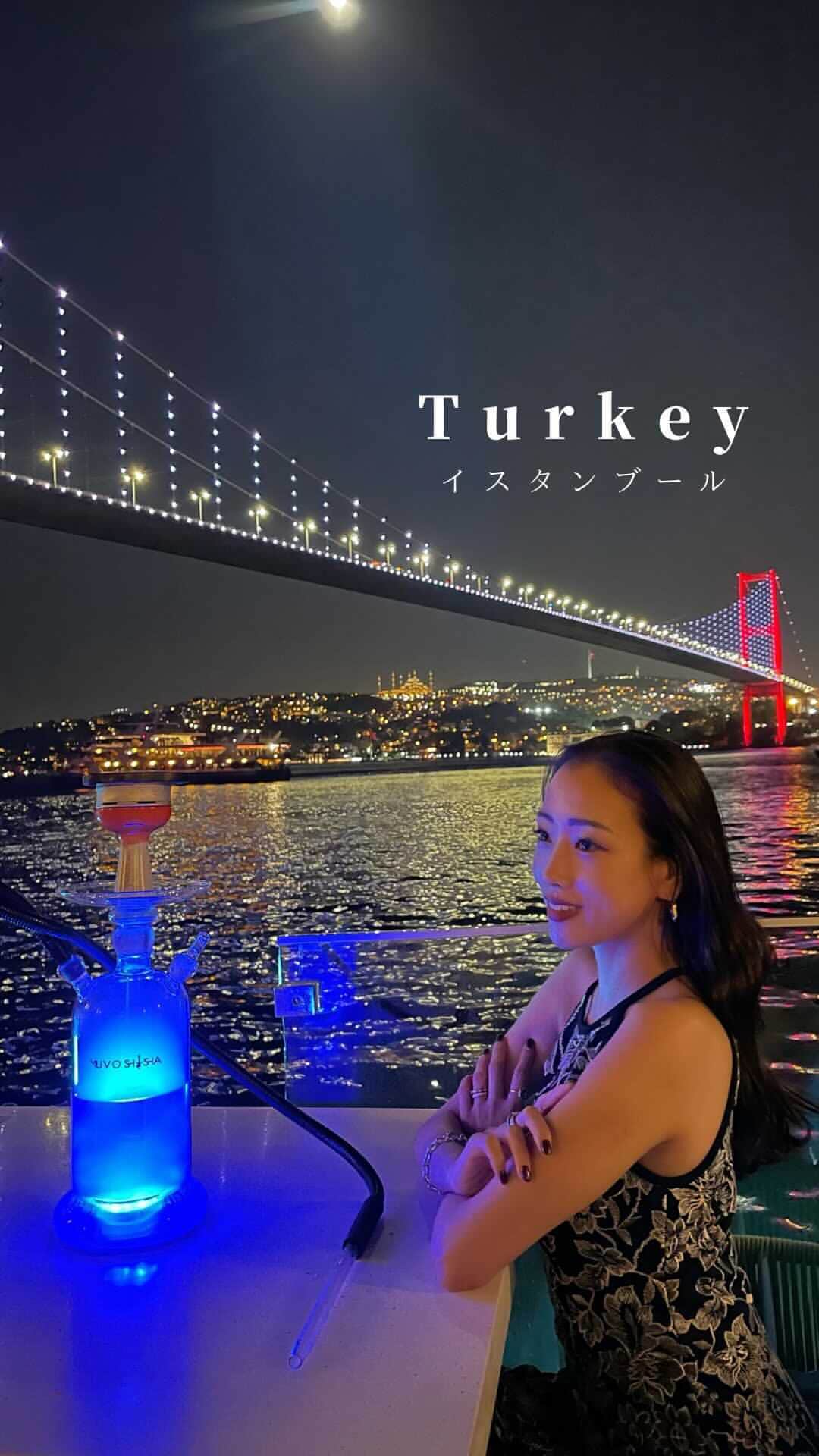 高野晴香のインスタグラム：「トルコに行ったら ヨーロッパ街で夜の街楽しんで❤︎  ここ辺りは 夜中の2時まで いろんなお店や出店が空いてるよ☺︎  #トルコ旅行 #イスタンブール  #夜景ディナー  #海外旅行好きと繋がりたい  #夫婦旅行 #クリスマススポット」