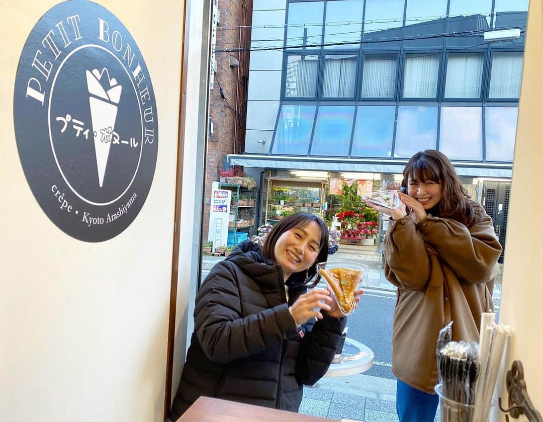 佐野優子のインスタグラム：「. クレープ沢山食べてくれてありがとう✨ . お花みたいな🌸🌼2人に癒されました◟̆◞̆ ❁ . (クレープ落ちそう😂) . #クレープ#クレープ店  #京都嵐山クレープ  #petitbonheur」