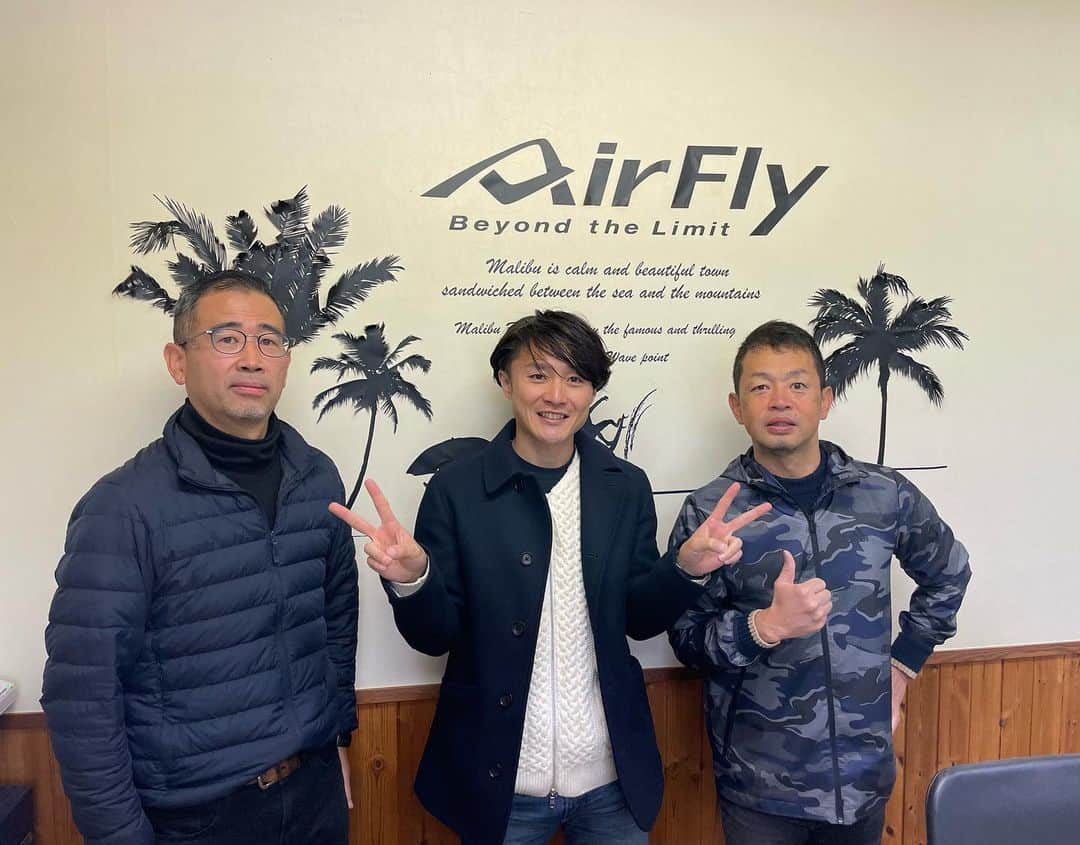 窪田忍のインスタグラム：「この度、地元鯖江市のメガネメーカー 株式会社ジゴスペック様(@zygospecairfly )に競技をサポートしていただけることになりました。  ジゴスペックで作っているスポーツサングラス「AirFly」は、鼻パッドが無いという珍しい設計。 もちろん珍しいだけでなく、品質もバツグン。なんせ鯖江のメガネですから👌  そして実は代表の雅喜さんとは、昔テニスをやっていた頃からの親交があります。 いまこうしてプライベートのみならず、競技面でのサポートしていただけるのは本当に嬉しく不思議な感じがします。それこそ子どもの頃は想像もしていませんでした。笑 地元で作られている物を着用して走れるというのも最高です！  AirFlyを着用して、これからもがんばります✌️  #鯖江 #airfly #エアフライ」