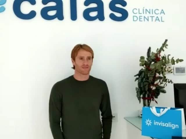 アレハンドロ・フェルナンデス・イグレシアスのインスタグラム：「Hoy he empezado mi ortodoncia invisible con @clinicadentalcalas , el mejor sitio sin duda . Os iré contando el proceso y atento que habrá algunas sorpresas.  #SonrisaCalas #invisaligncalascádiz」