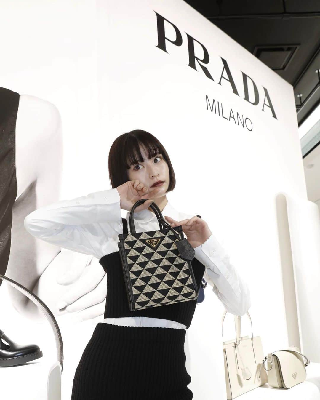 横田ひかるさんのインスタグラム写真 - (横田ひかるInstagram)「Prada Gallery Pop up 🏁  90年代のプラダからインスピレーションを得たコンセプト、素敵なアイテムがたくさん並んでいました。写真の「プラダ シンボル」バッグが世界に先駆けて登場しています。このコーディネートもとっても可愛かったです! ♥皆様も是非、足を運んでみてください~  伊勢丹新宿店本館1階＝ザ・ステージ 2021年12月22日~12月31日  #PradaGallery  #prada」12月22日 21時38分 - _rncn950805