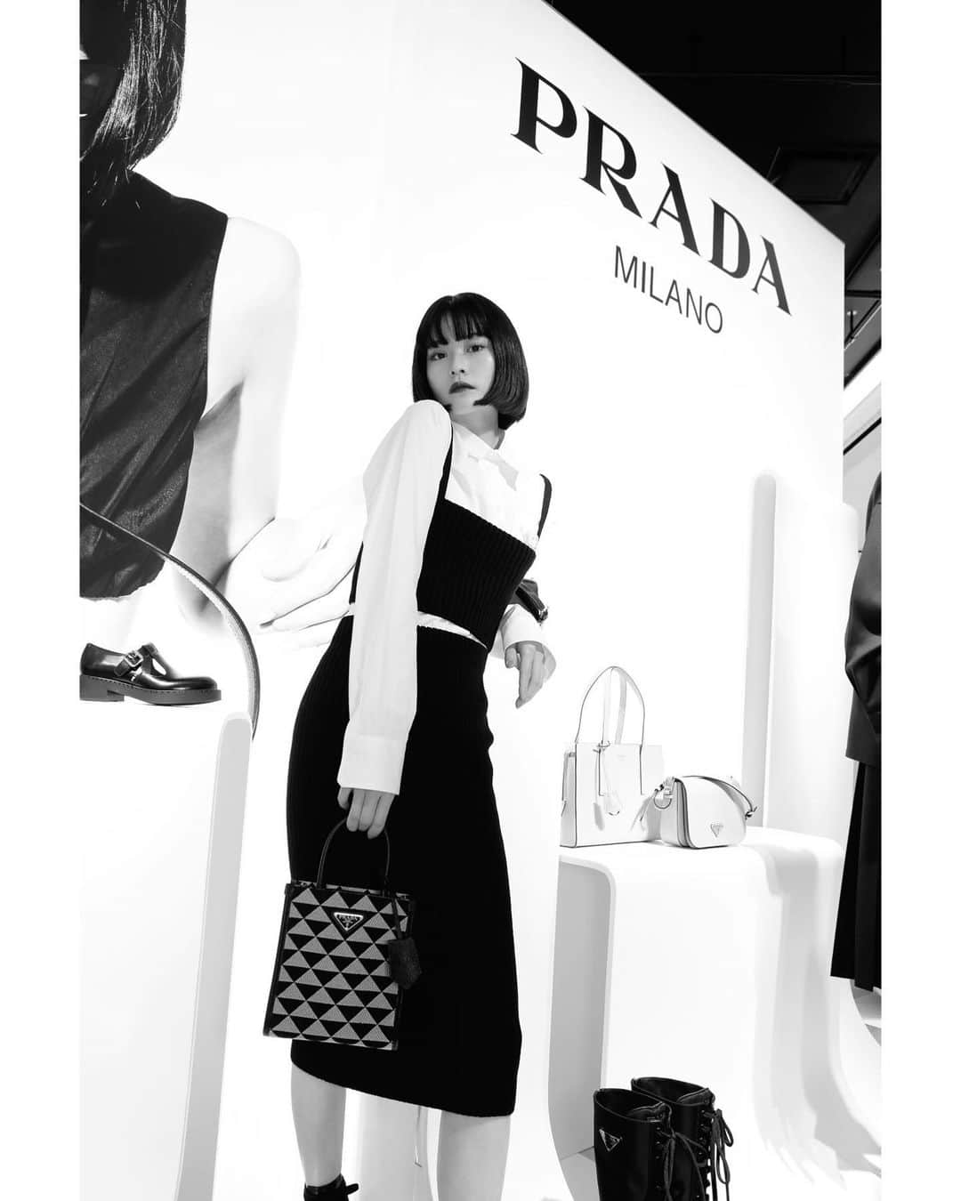 横田ひかるさんのインスタグラム写真 - (横田ひかるInstagram)「Prada Gallery Pop up 🏁  90年代のプラダからインスピレーションを得たコンセプト、素敵なアイテムがたくさん並んでいました。写真の「プラダ シンボル」バッグが世界に先駆けて登場しています。このコーディネートもとっても可愛かったです! ♥皆様も是非、足を運んでみてください~  伊勢丹新宿店本館1階＝ザ・ステージ 2021年12月22日~12月31日  #PradaGallery  #prada」12月22日 21時38分 - _rncn950805