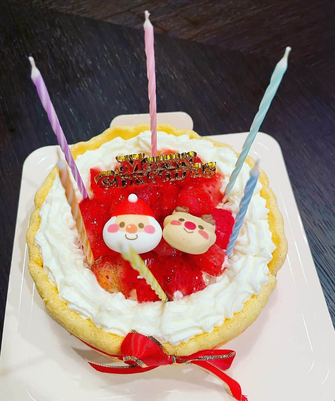 須黒清華のインスタグラム：「とーっても可愛いクリスマスケーキ🎄🎂頂きました✨ 子ども向けにヨーグルトで作られているんです✨ こんな素敵なものが世の中にあるとはっ‼︎ 感激ですっ😍 初めてのケーキに、息子くんも大興奮でしたっ✨ . もうすぐクリスマス🎄ですね✨ 皆さん、今年はどんな風に過ごすんでしょうかー⁇😊 . #クリスマス #クリスマスケーキ #子ども用ケーキ #育休中の過ごし方 #生後10ヶ月 #男の子ママ #babyboy」