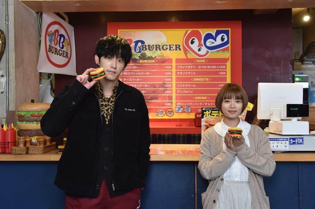 恋です！〜ヤンキー君と白杖ガール〜のインスタグラム：「. ユキコと森生❤️🖤 最終回の再会ショット✨💕☺️🍔  ここからまた共に歩み始めた 二人の未来に想いを馳せて…  ドラマはもちろん、番組公式SNSも 本当にたくさんの方に応援して頂き、 キャスト、スタッフ一同、 感謝の気持ちでいっぱいです🥺 本当にありがとうございました🙇‍♀️  #杉咲花 #杉野遥亮 #恋です」