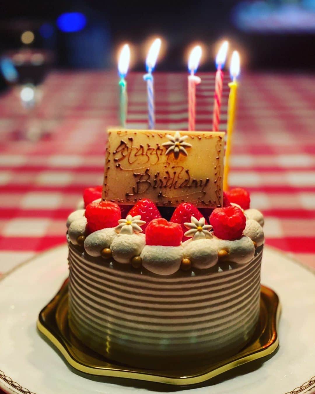藤島妃呂子のインスタグラム：「今年も元気にお誕生日を迎えられました🎂  今日は家族や友人、周りの人達に感謝の日です♥️  来年に向けて楽しみなこともあるのでひとつひとつ頑張っていきまーす。  最近は一段と寒くなってきてるし、柚子湯に入って身体を温めよ〜♨️」