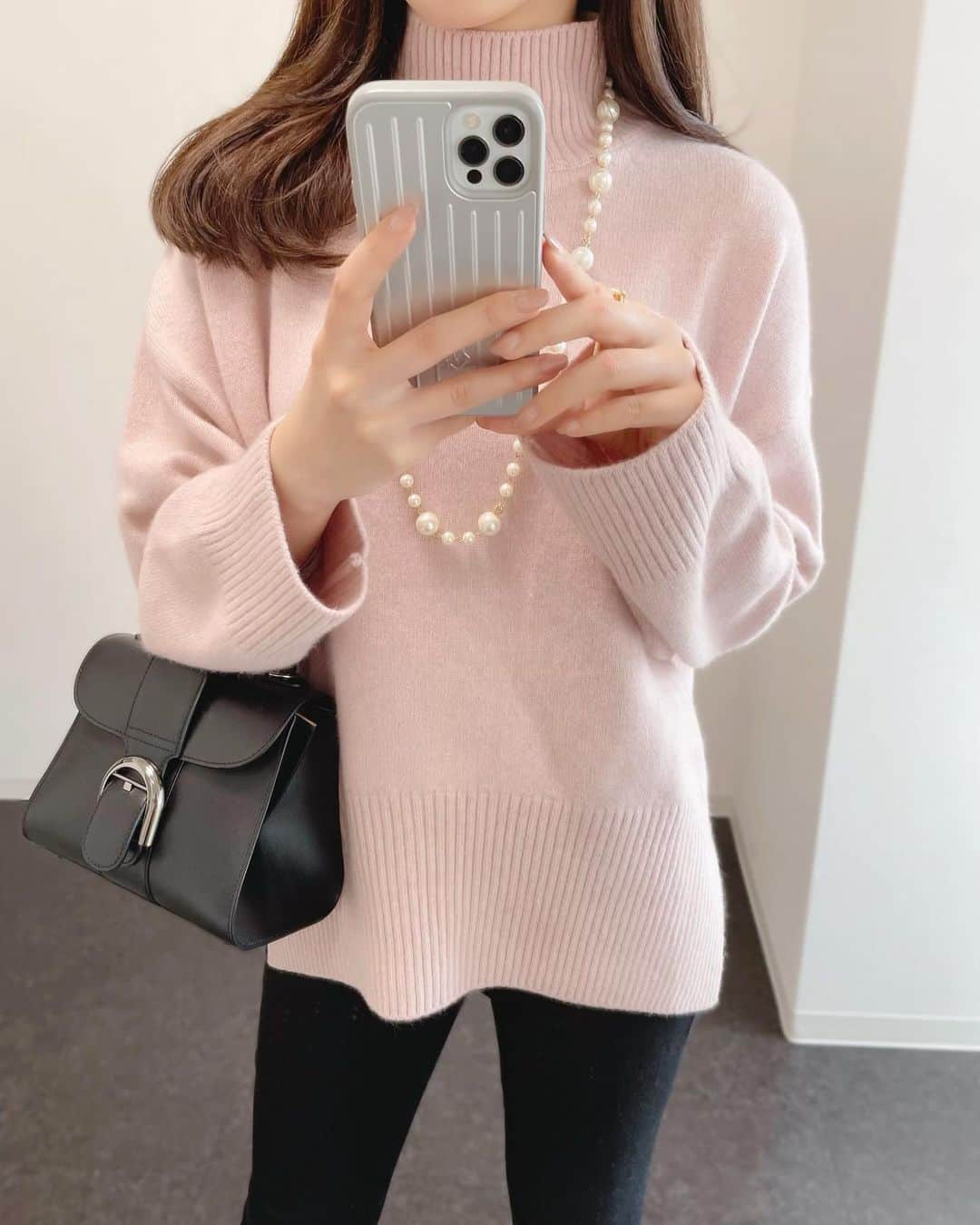 のインスタグラム：「바쁜 하루도 끄읏 🎅🏻🌙  明るいニットとパールネックレスの 組み合わせがかわいい ♡  necklace, knit #eneu」