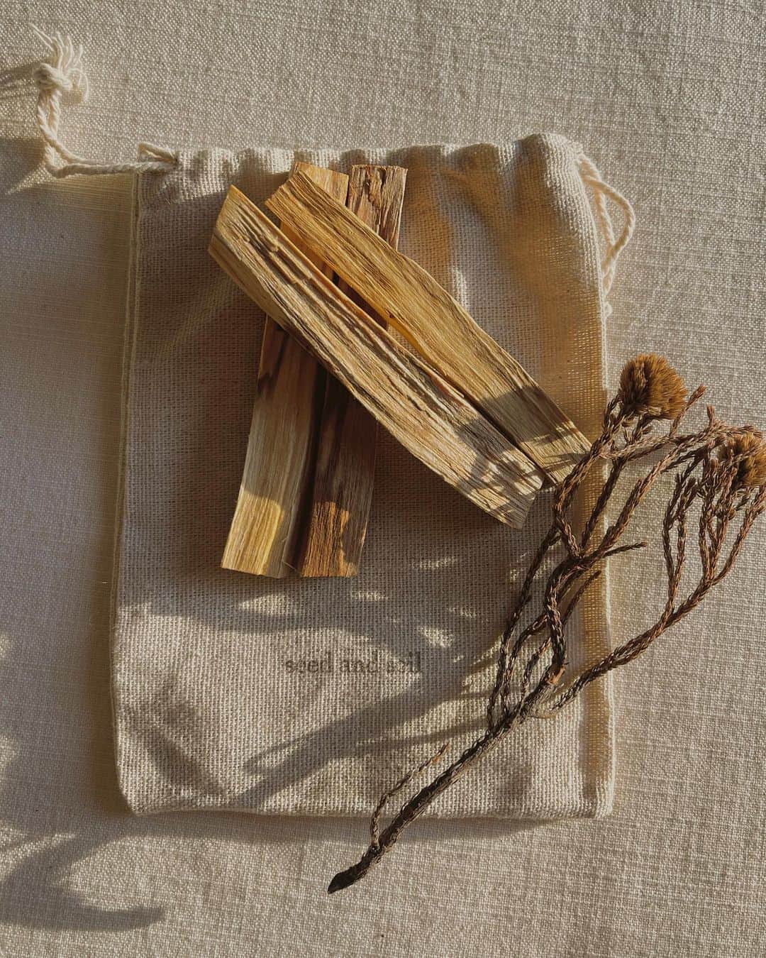 栗山遥さんのインスタグラム写真 - (栗山遥Instagram)「@seed_and_soil_  NEW ITEM PALO SANTO STICK＆PALO SANTO CHIP on sale from December 25th🌛  インカ帝国の時代からシャーマン達が祈祷や儀式、民間療法に取り入れてきたパロサント。火をつけるとすぐに炎が煙に変わり、神秘的で、甘くウッディな香りを放ちます。 その香りや煙には邪気を祓い、良い気を呼び寄せる力があるといわれ、ヨガや瞑想を行う前の空間浄化や、エネルギーの強化、スマッジングに役立ちます。 パロサントは、香りを長持ちさせるためビニールでの包装が一般的ですが、seed and soilでは環境配慮の観点からプラスチック包装をせず、麻袋に入れてお届けいたします。 お手元に届きましたら、密閉できる容器での保管をおすすめします。  おうちではもちろん、ヨガのクラスの時も、スタジオで炊いているパロサント(スタジオクラスに来て下さった方はご存知のはず👏🏽)。 わたしが日常で愛用しているものを、より良い方法で皆様にお届けできることがとても嬉しいです🙏🏽ありがとうございます❤︎ パロサントスティック&パロサントチップは、12月25日販売開始予定です🌛」12月22日 22時16分 - harukakuriyama