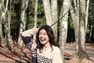 のインスタグラム：「木の枝で遊ぶ32歳。 トナカイに見える〜？🦌 . #offshot #ツノ  #撮影スタッフさんが見つけました #奪うモデル #遊ぶモデル #仕事しようね ？ #撮影は無事に終わりました」