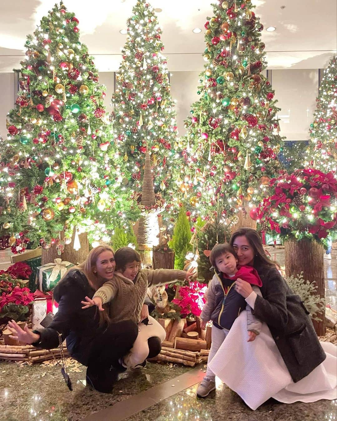 MALIAさんのインスタグラム写真 - (MALIAInstagram)「𝐚𝐛𝐨𝐮𝐭 𝐥𝐚𝐬𝐭 𝐧𝐢𝐠𝐡𝐭...🌙🎄✨ だいすきなお友達と1ヶ月ぶりの再会♥️ ⁡ #BESTFRIEND #仲良し #幼馴染 #喜び過ぎた #にこにこポコちゃん👶🏼 #友との再会 #会えて天国 #別れは地獄  #六本木中に響き渡る #ポコの泣き声」12月22日 22時36分 - maliarehman