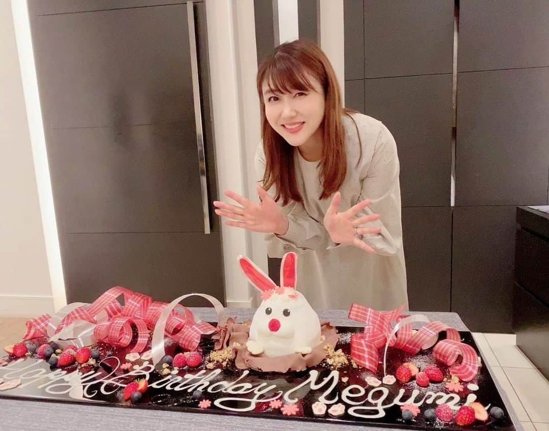 安めぐみさんのインスタグラム写真 - (安めぐみInstagram)「今日、 40歳の誕生日をむかえました☺️  これからも、 どんなことも楽しみながら、 引き続き日々を丁寧に過ごしていけるよう、 頑張っていこうと思います☺︎  #誕生日 #12月生まれ #40歳 #ドキドキ笑 #これからもよろしくお願いします☺︎ #いつもありがとうございます☺︎」12月22日 22時48分 - yasu_megumi_official