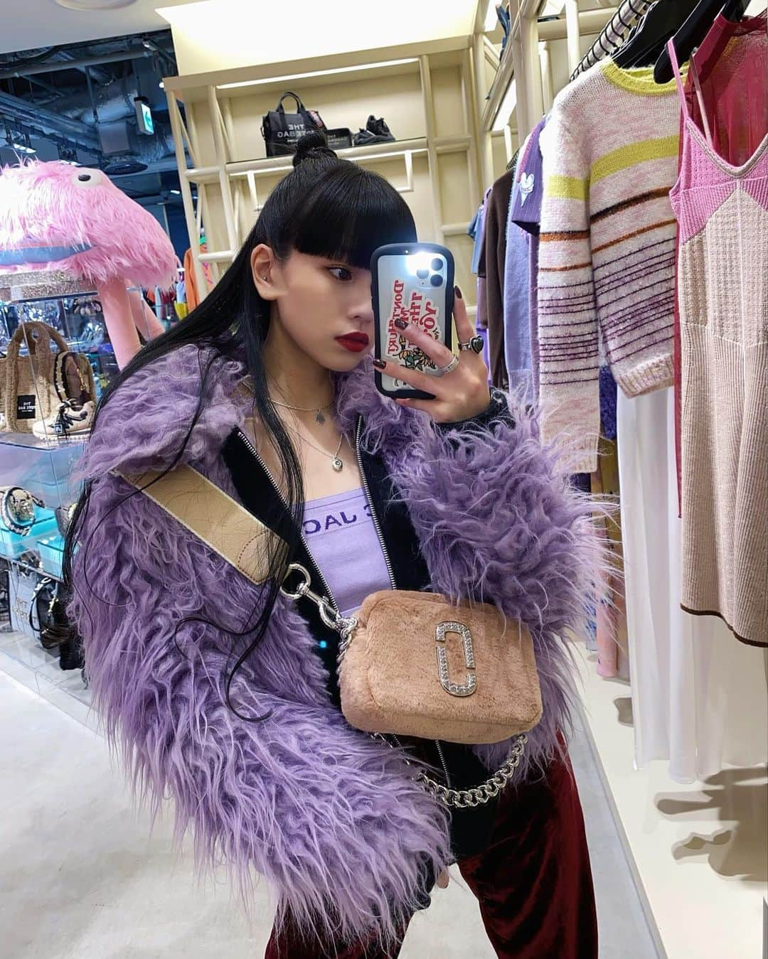 Hinaさんのインスタグラム写真 - (HinaInstagram)「ㅤㅤㅤㅤㅤㅤㅤㅤㅤㅤㅤㅤㅤ MARC JACOBS渋谷パルコ店に遊びに行きました💜 X'mas前にキラキラの空間でお洋服やバックに沢山触れられて幸せな時間🎄 ジャケットもバックもこの冬これからたっくさん使うのが本当に楽しみ😮‍💨💜  @marcjacobsjapan #マークジェイコブス  👜:THE PLUSH SNAPSHOT hair&make by @katohairmake」12月22日 22時43分 - hina_faky